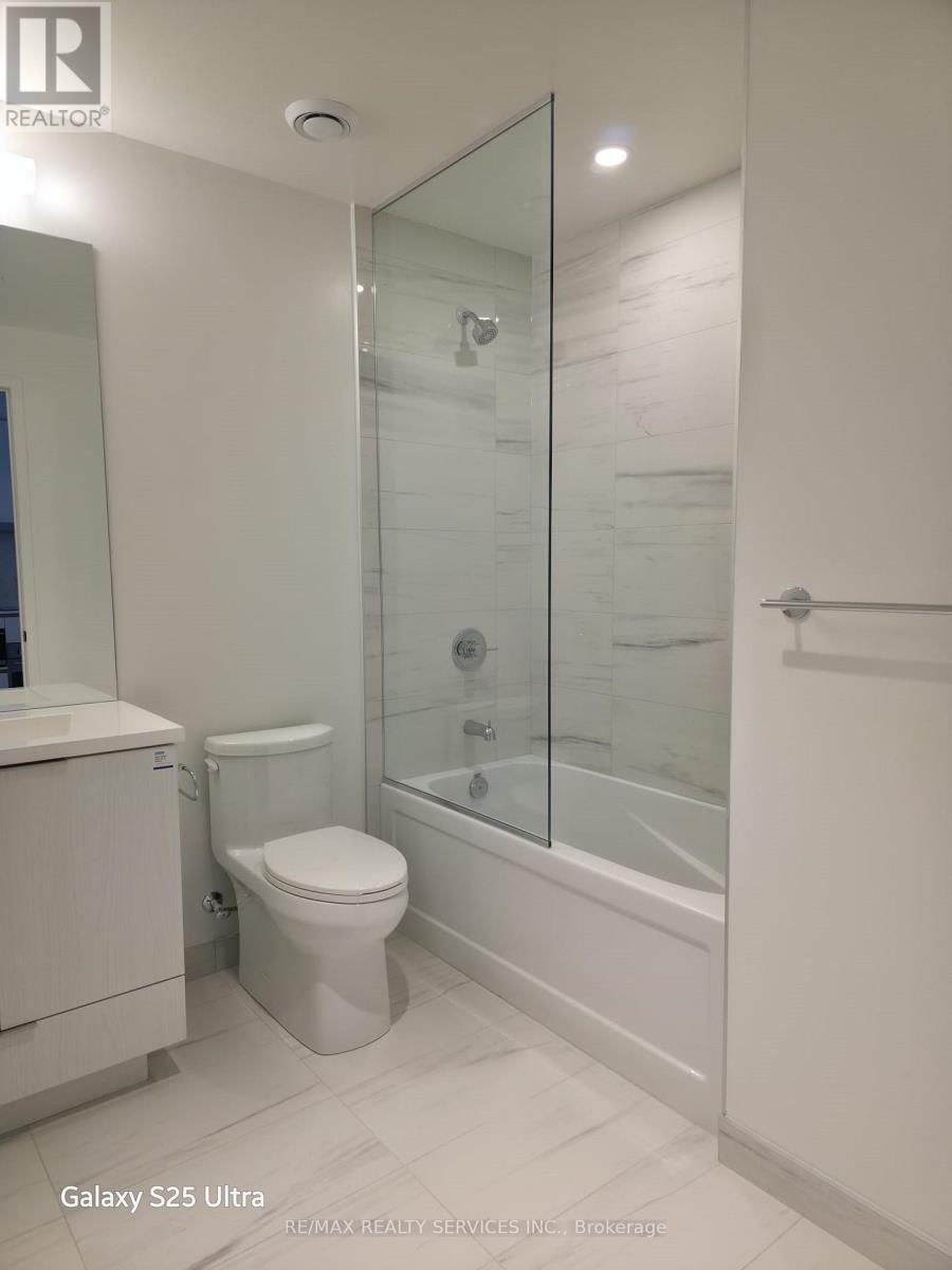 1708 - 8 Interchange Way W, Vaughan, ON - Indoor Photo Showing Bathroom
