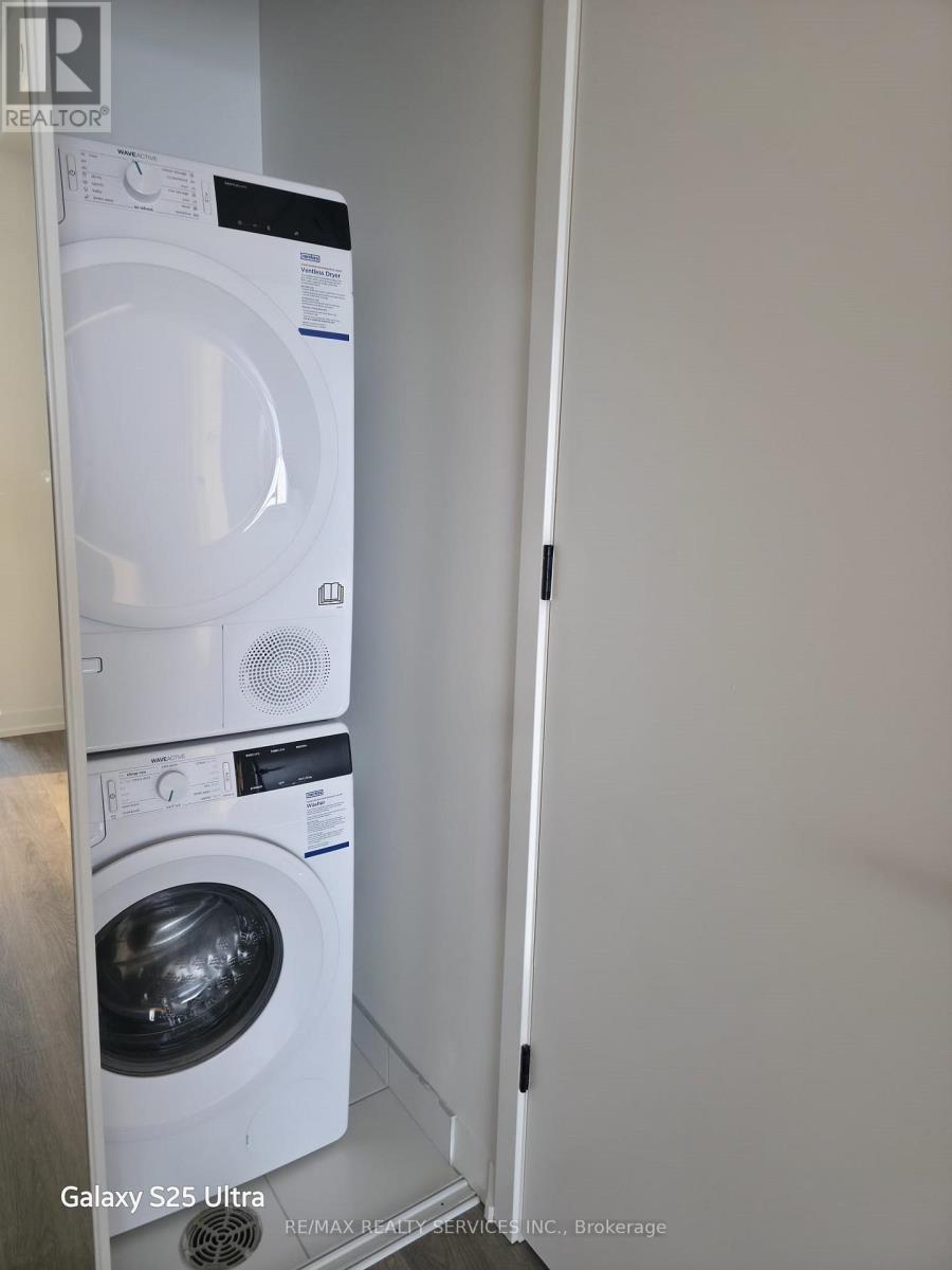 1708 - 8 Interchange Way W, Vaughan, ON - Indoor Photo Showing Laundry Room