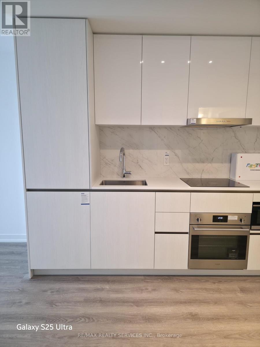 1708 - 8 Interchange Way W, Vaughan, ON - Indoor Photo Showing Kitchen