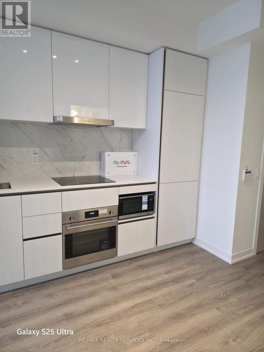 1708 - 8 Interchange Way W, Vaughan, ON - Indoor Photo Showing Kitchen