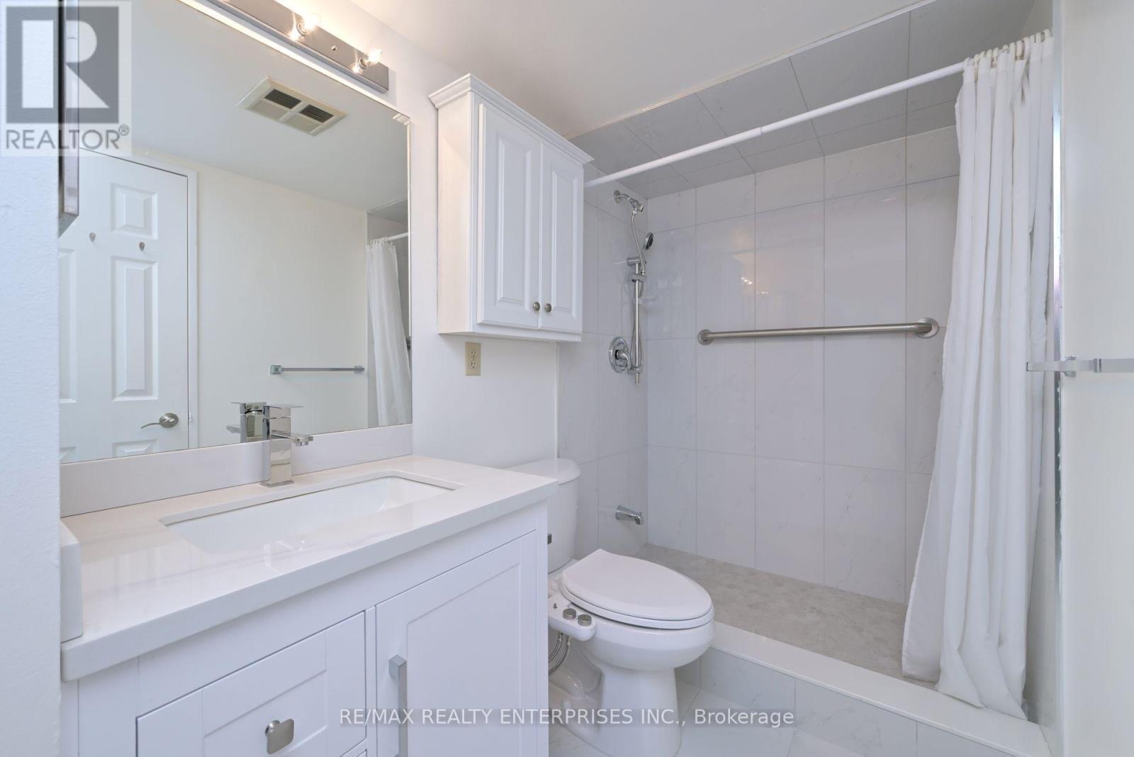 2308 - 400 Webb Drive, Mississauga, ON - Indoor Photo Showing Bathroom