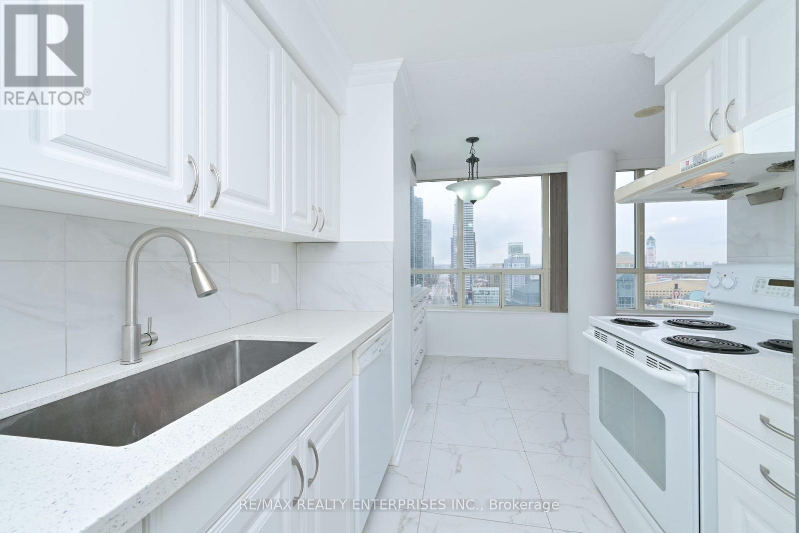 2308 - 400 Webb Drive, Mississauga, ON - Indoor Photo Showing Kitchen
