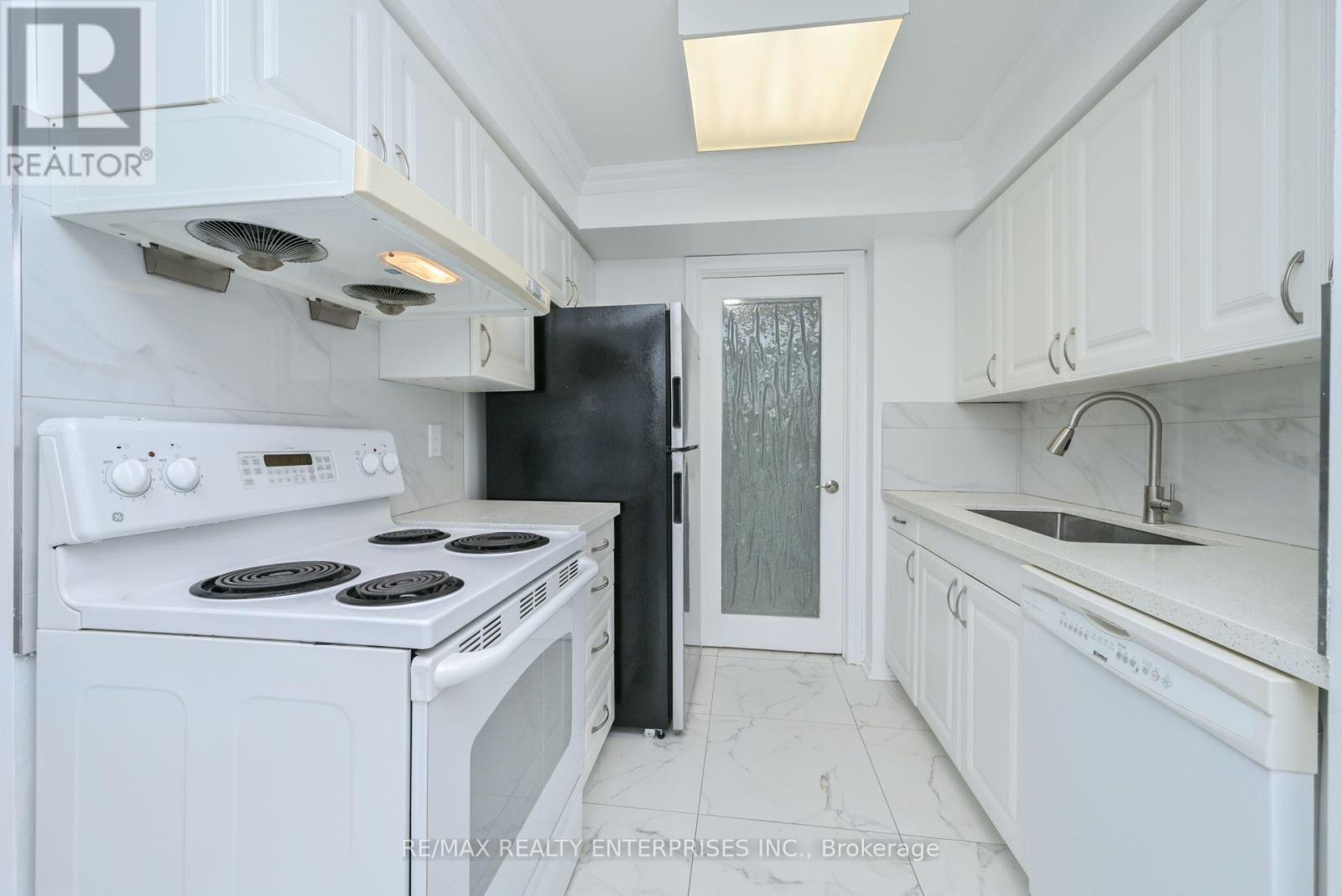 2308 - 400 Webb Drive, Mississauga, ON - Indoor Photo Showing Kitchen