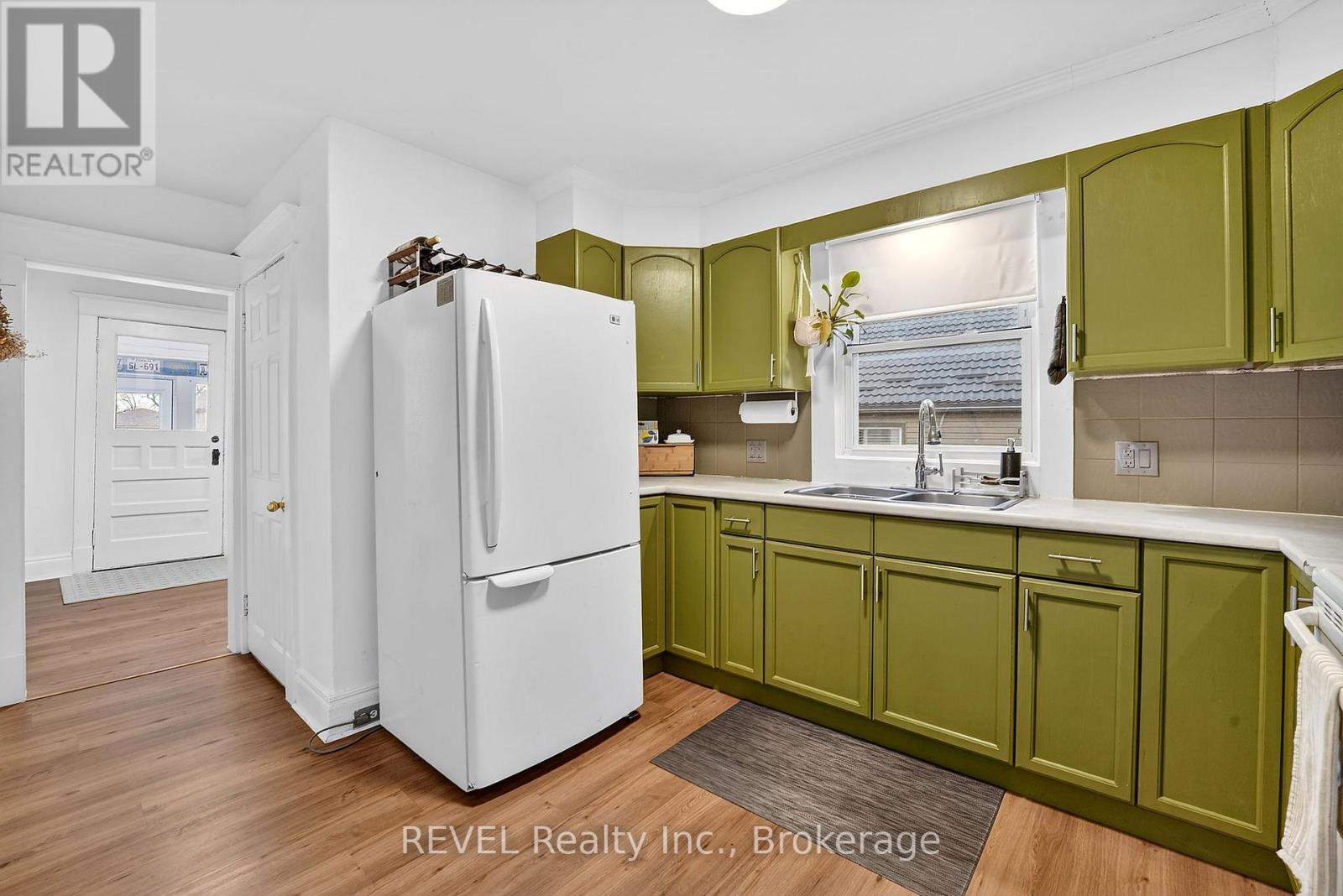 89 Queen Street N, Thorold (Thorold Downtown), ON - Indoor Photo Showing Kitchen With Double Sink