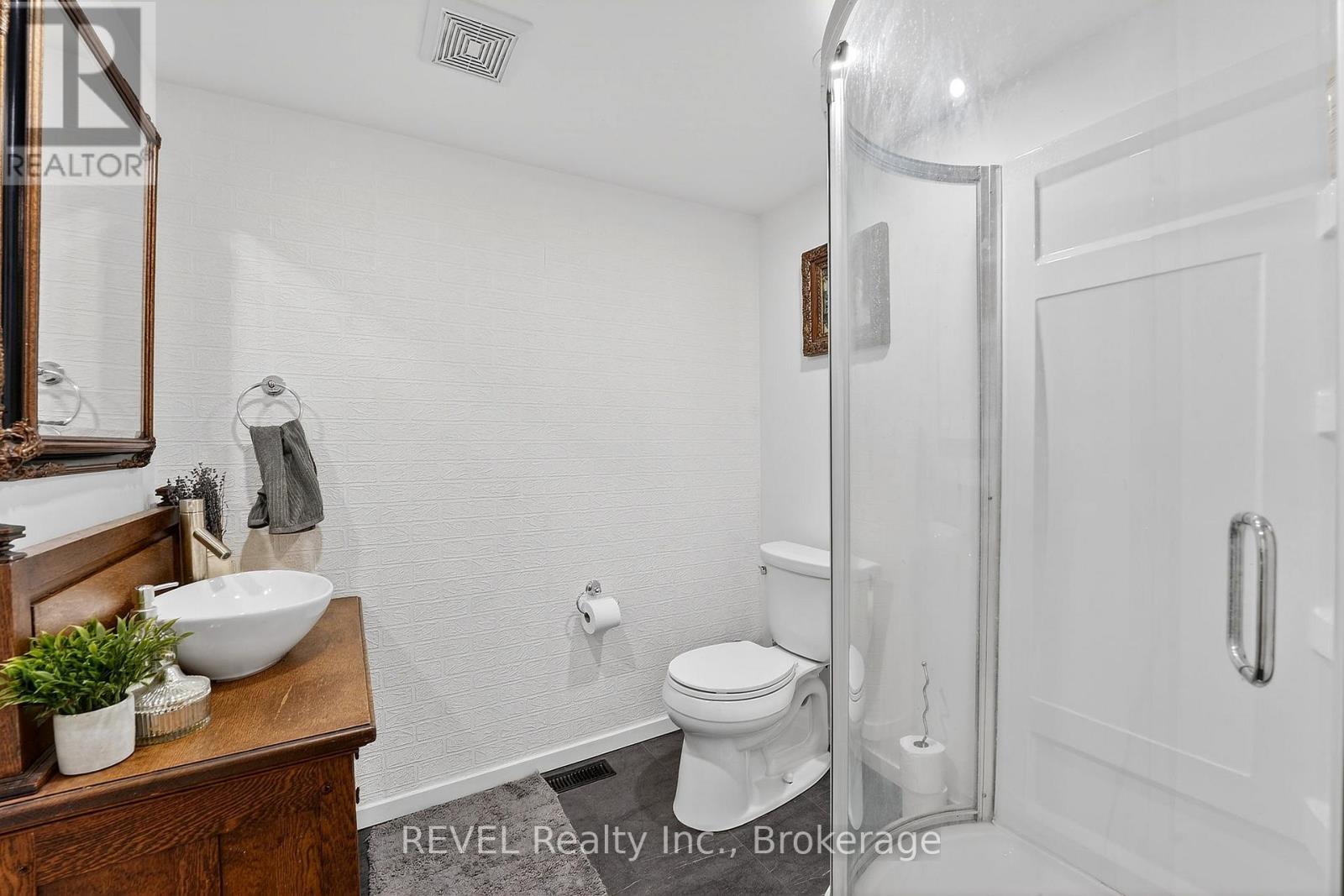89 Queen Street N, Thorold (Thorold Downtown), ON - Indoor Photo Showing Bathroom