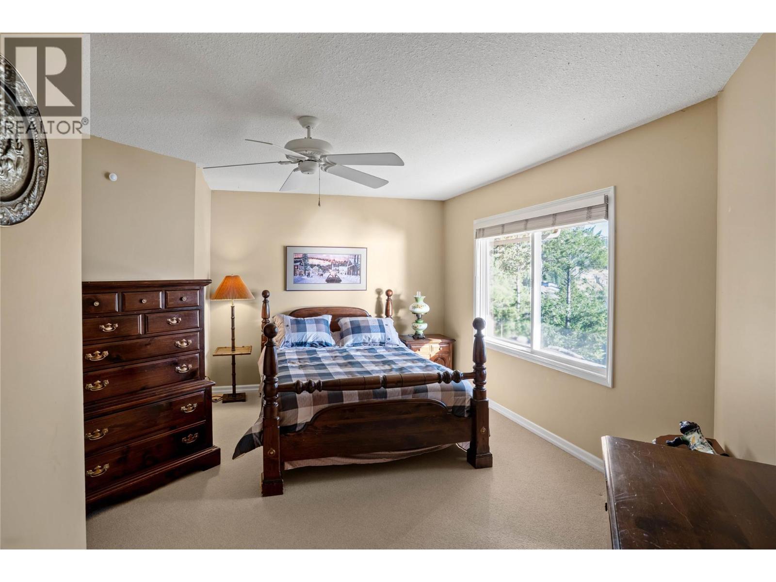 Upper level bedroom - 1988 Dewdney Road, Kelowna, BC - Indoor Photo Showing Bedroom
