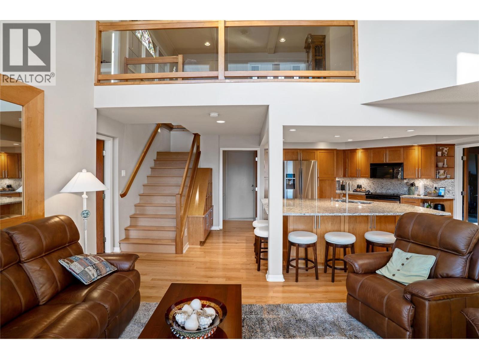 1988 Dewdney Road, Kelowna, BC - Indoor Photo Showing Living Room