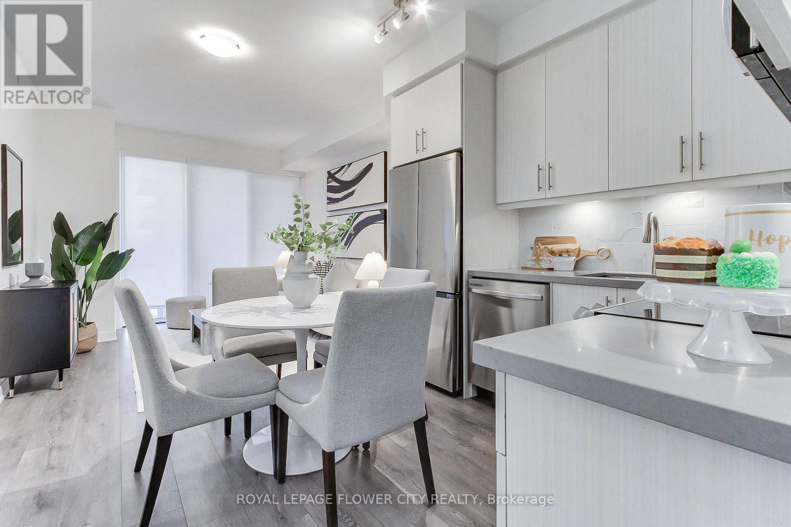 1502 - 105 Oneida Crescent, Richmond Hill, ON - Indoor