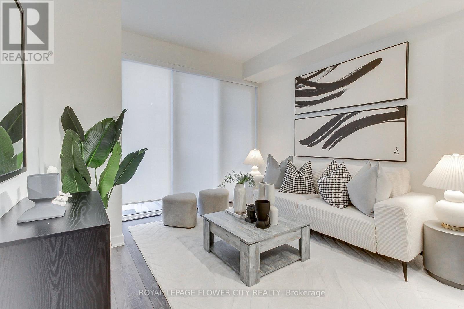 1502 - 105 Oneida Crescent, Richmond Hill, ON - Indoor Photo Showing Living Room