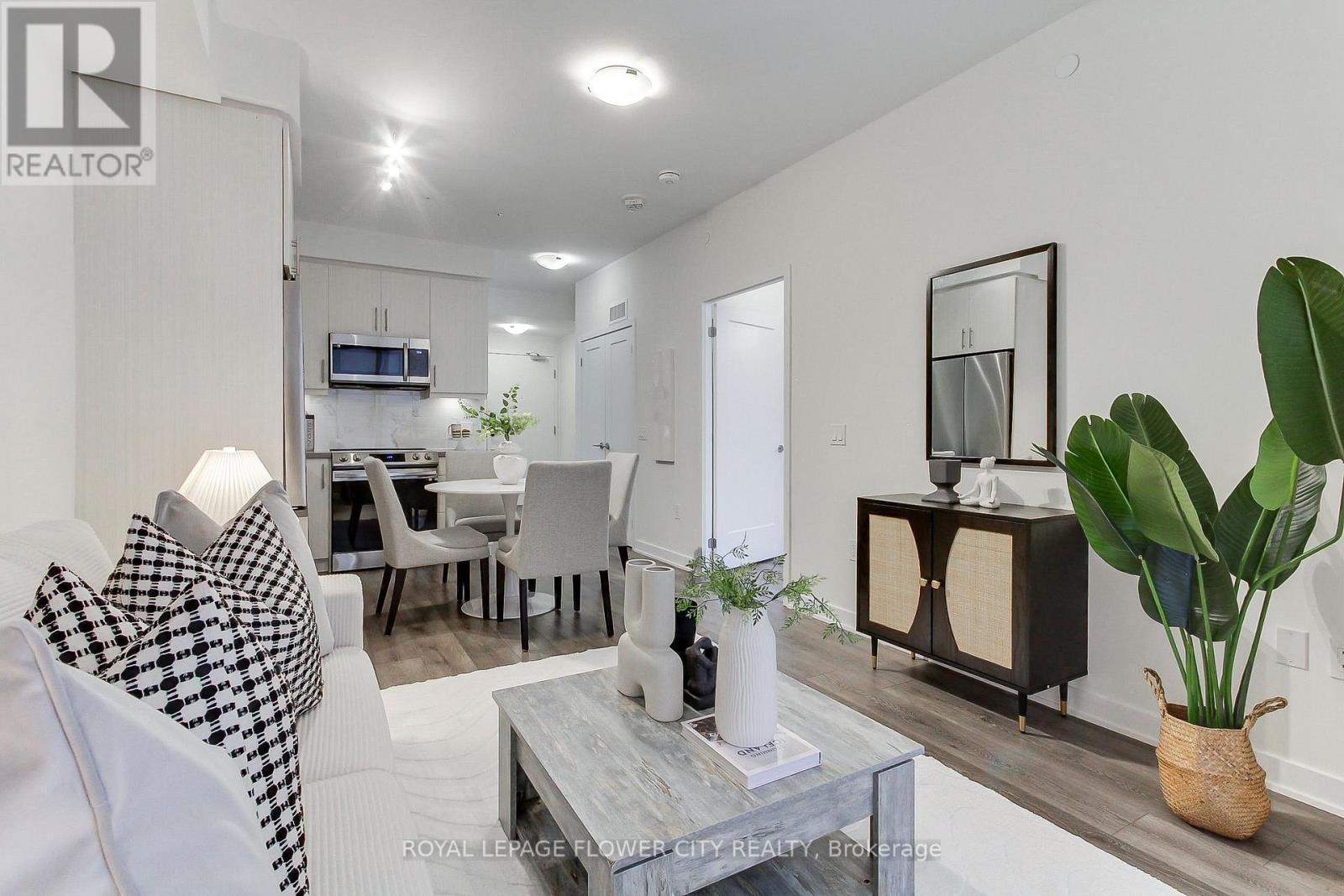 1502 - 105 Oneida Crescent, Richmond Hill, ON - Indoor