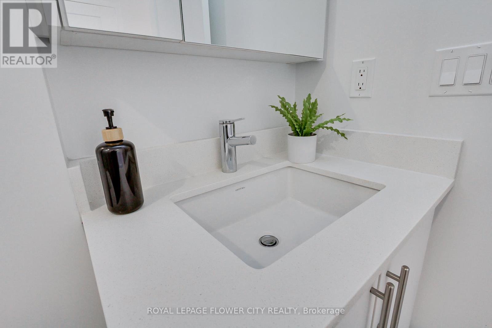 1502 - 105 Oneida Crescent, Richmond Hill, ON -