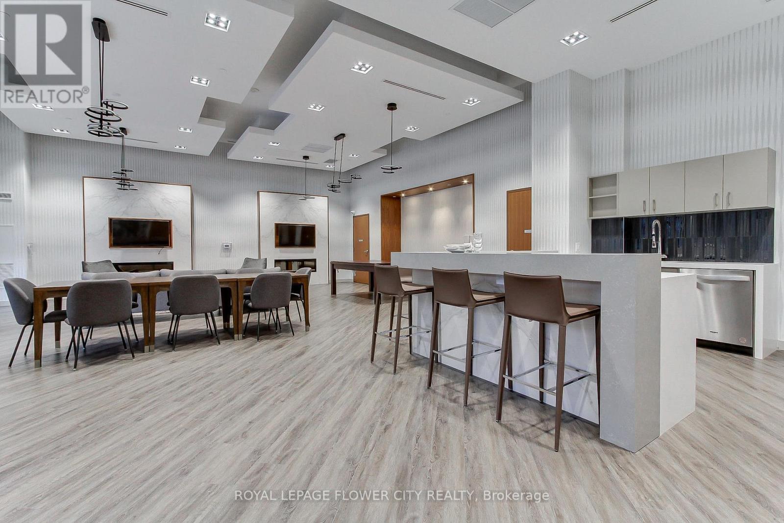 1502 - 105 Oneida Crescent, Richmond Hill, ON - Indoor