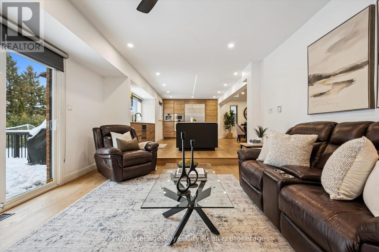 4 Gryphon Place, Guelph (Kortright West), ON - Indoor Photo Showing Living Room