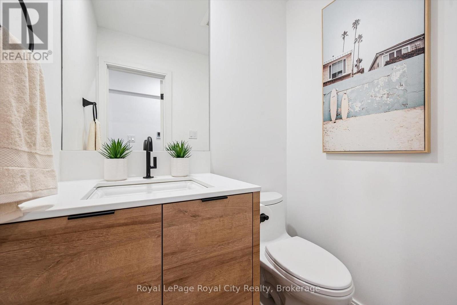 Main floor powder room - 4 Gryphon Place, Guelph (Kortright West), ON - Indoor Photo Showing Bathroom
