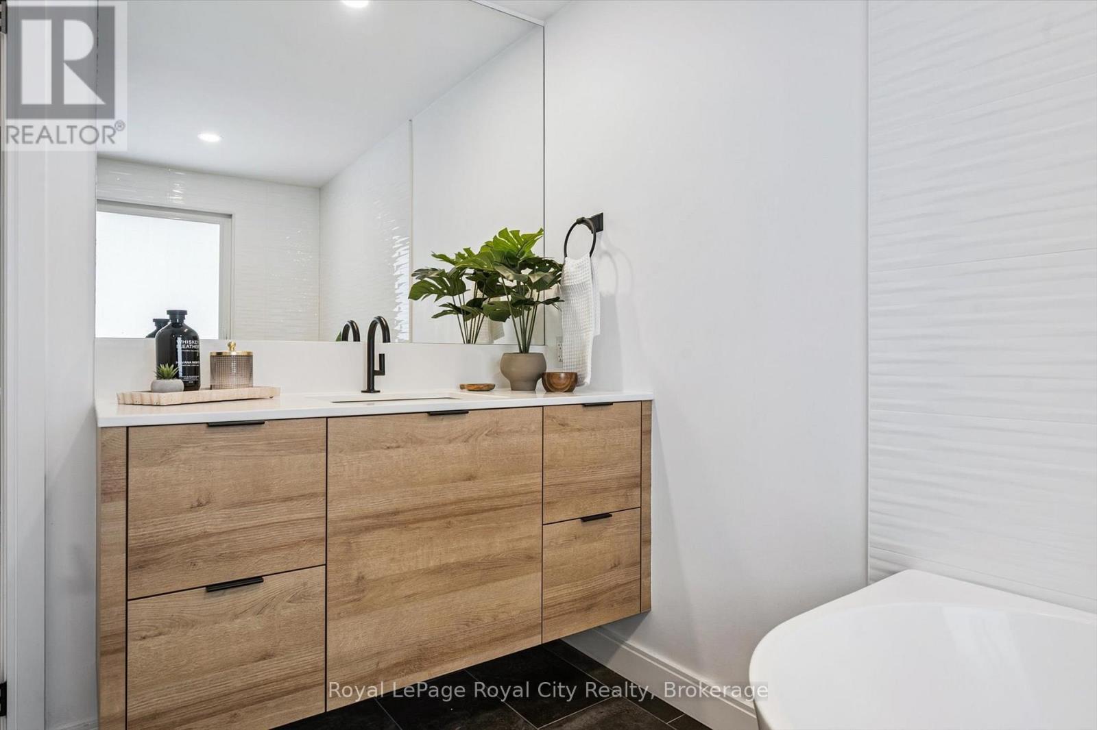 Primary Ensuite - 4 Gryphon Place, Guelph (Kortright West), ON - Indoor Photo Showing Bathroom