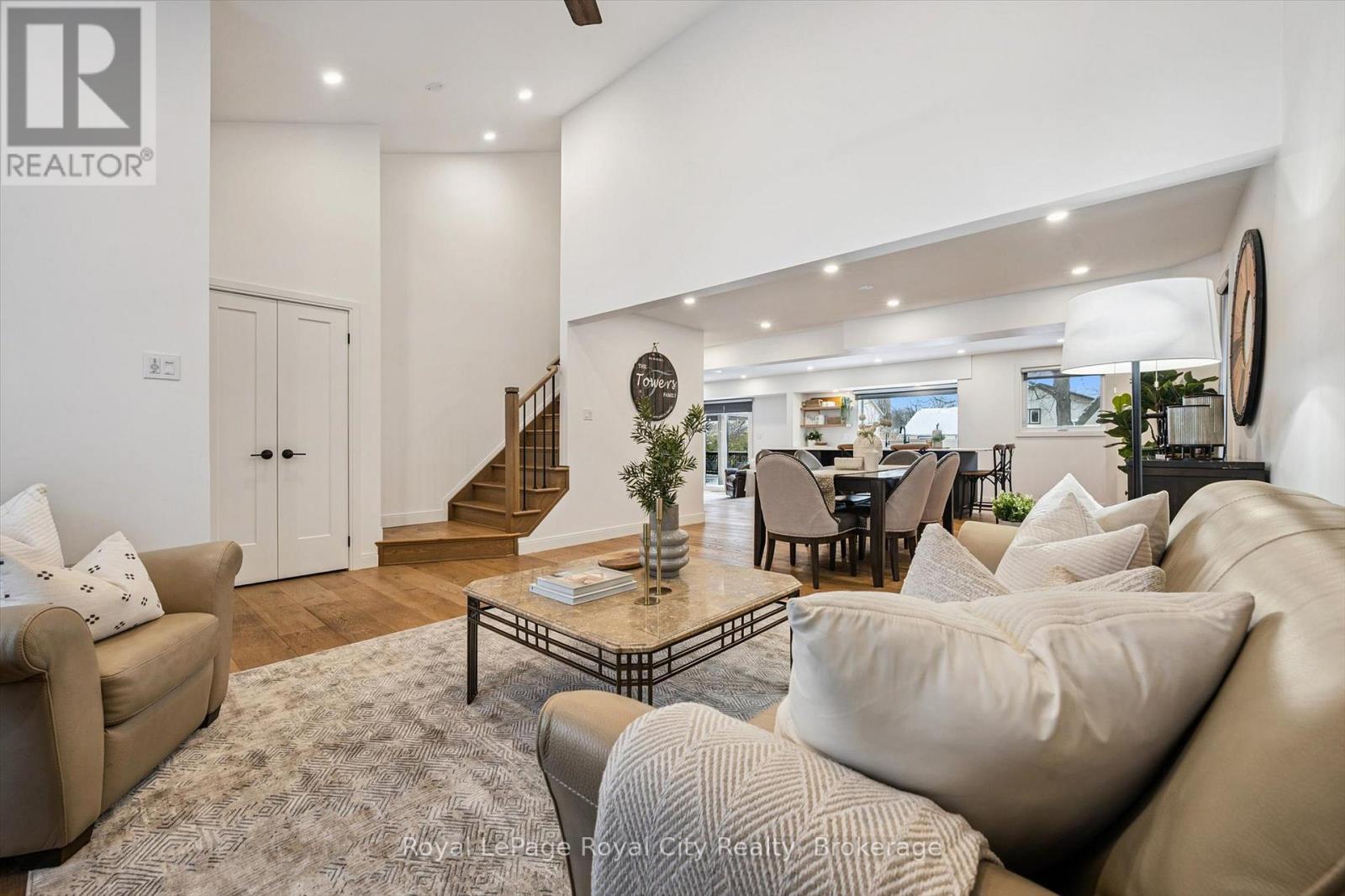 4 Gryphon Place, Guelph (Kortright West), ON - Indoor Photo Showing Living Room