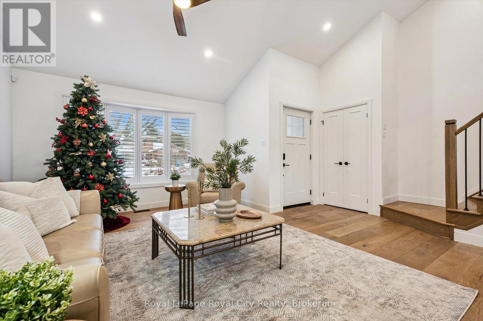 4 Gryphon Place, Guelph (Kortright West), ON - Indoor Photo Showing Living Room