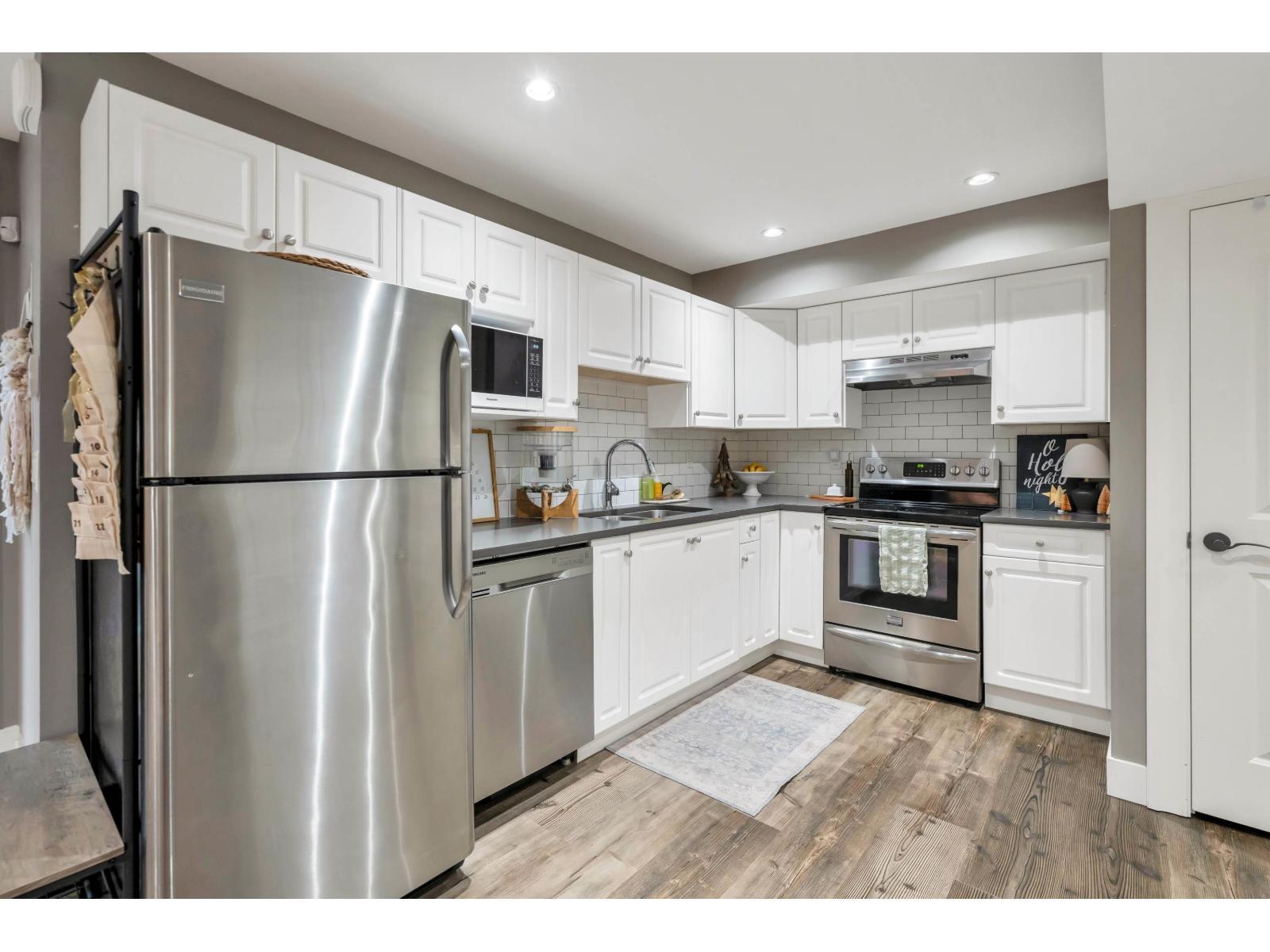 21842 44 Avenue, Langley, BC - Indoor Photo Showing Kitchen