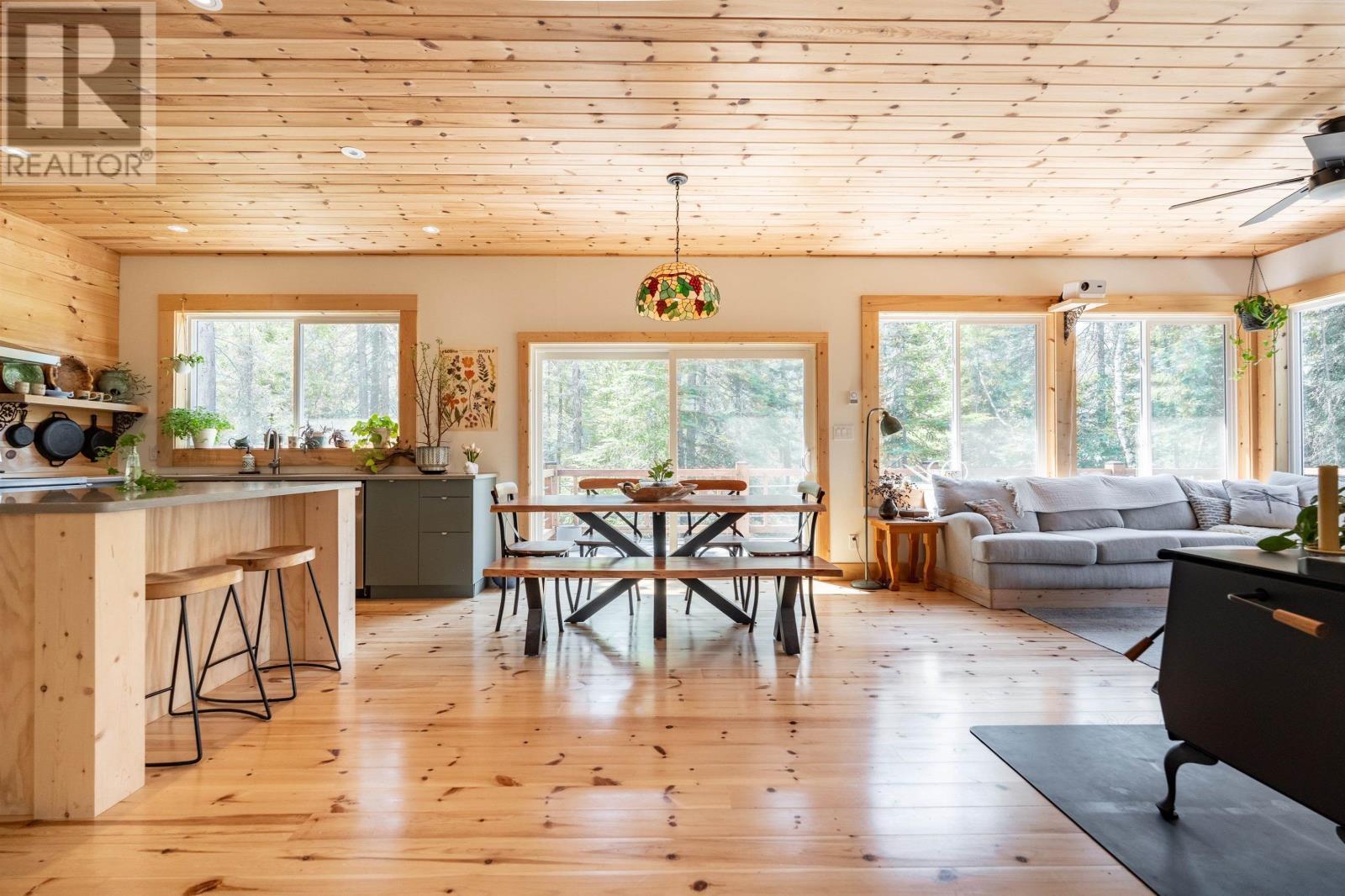 1 Gunn Lake Rd, Minaki, ON - Indoor Photo Showing Other Room