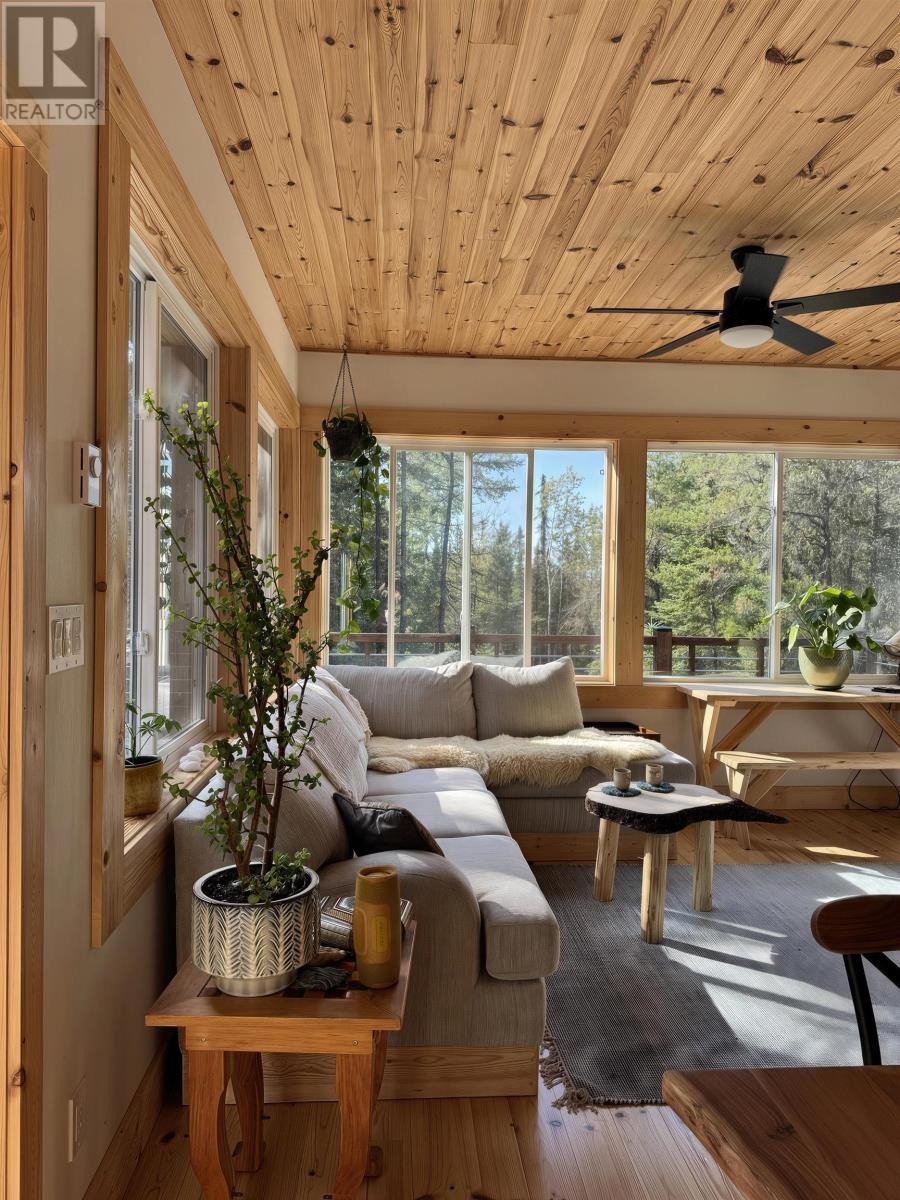 1 Gunn Lake Rd, Minaki, ON - Indoor Photo Showing Living Room