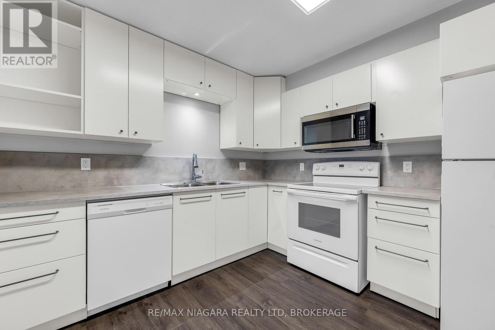 244 - 100 Brownleigh Avenue, Welland (Welland Downtown), ON - Indoor Photo Showing Kitchen With Double Sink