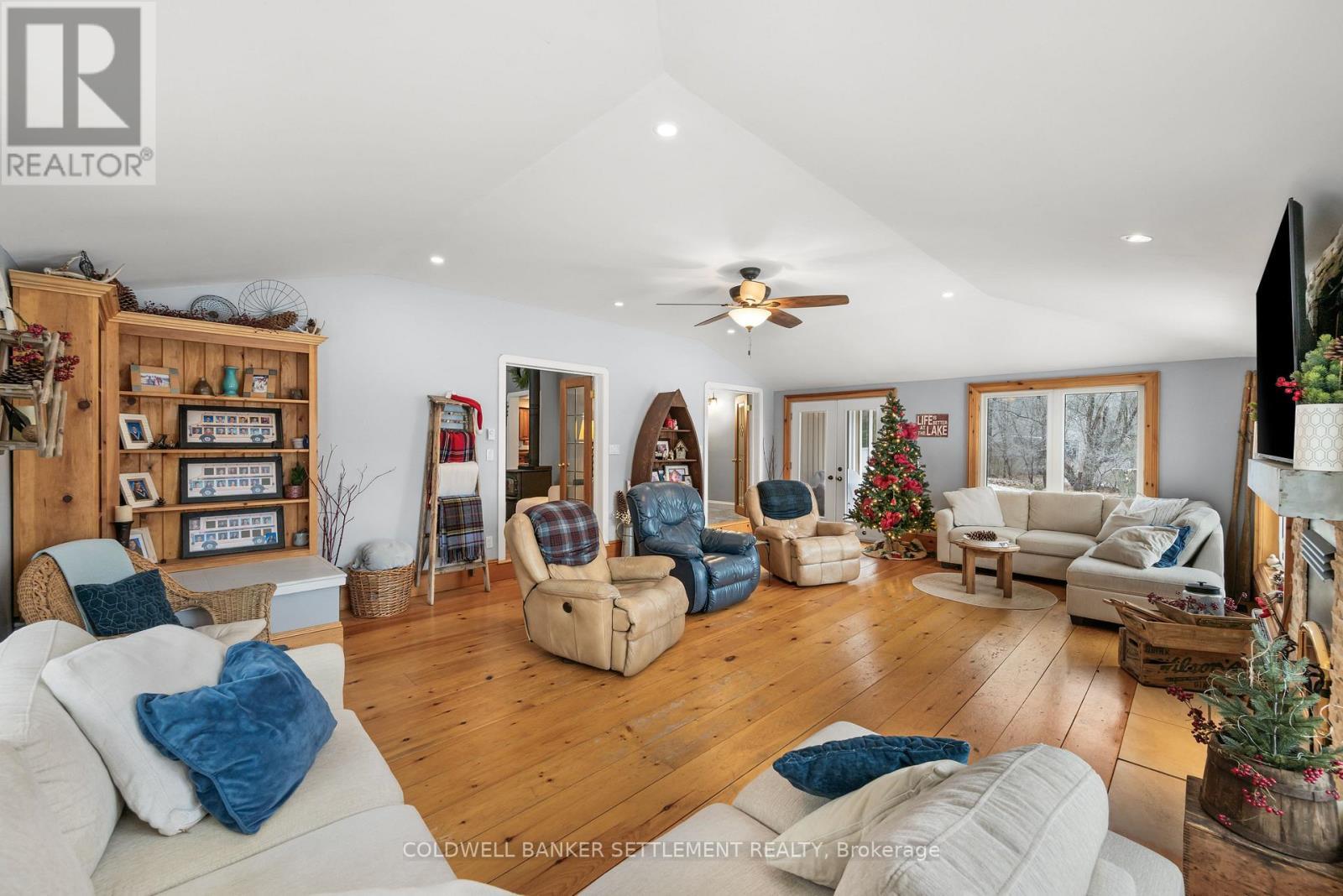 225 Mile Point Road, Drummond/North Elmsley, ON - Indoor Photo Showing Living Room