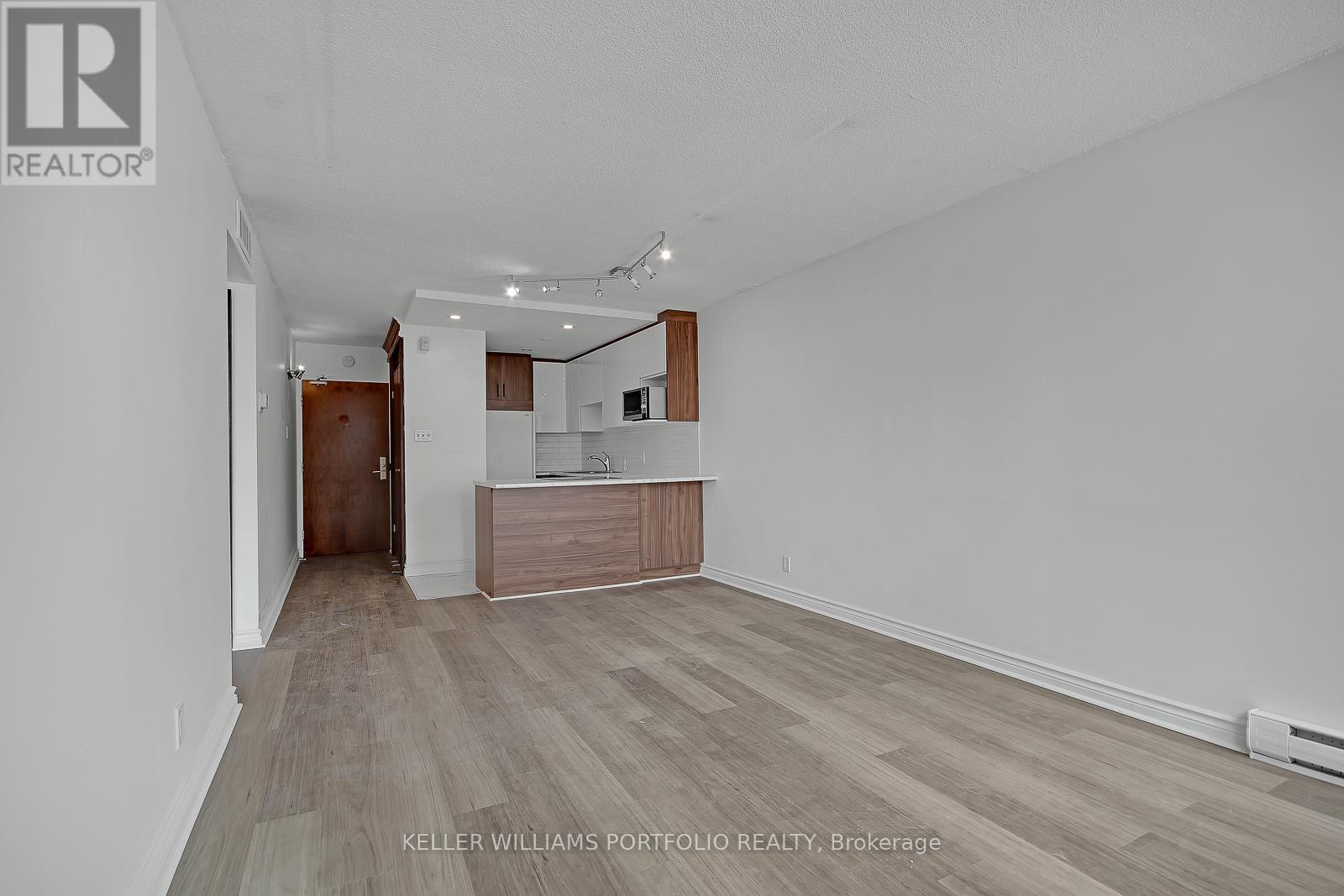 1704 - 914 Yonge Street, Toronto, ON - Indoor Photo Showing Kitchen