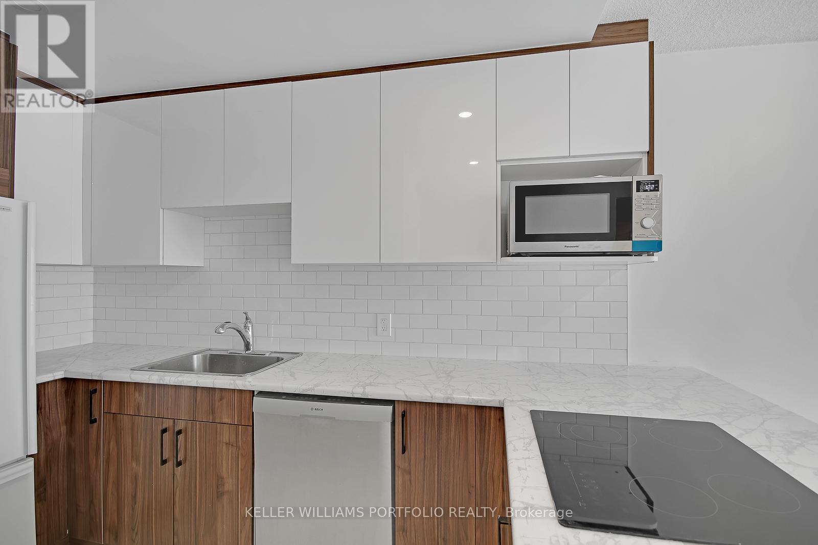 1704 - 914 Yonge Street, Toronto, ON - Indoor Photo Showing Kitchen With Upgraded Kitchen
