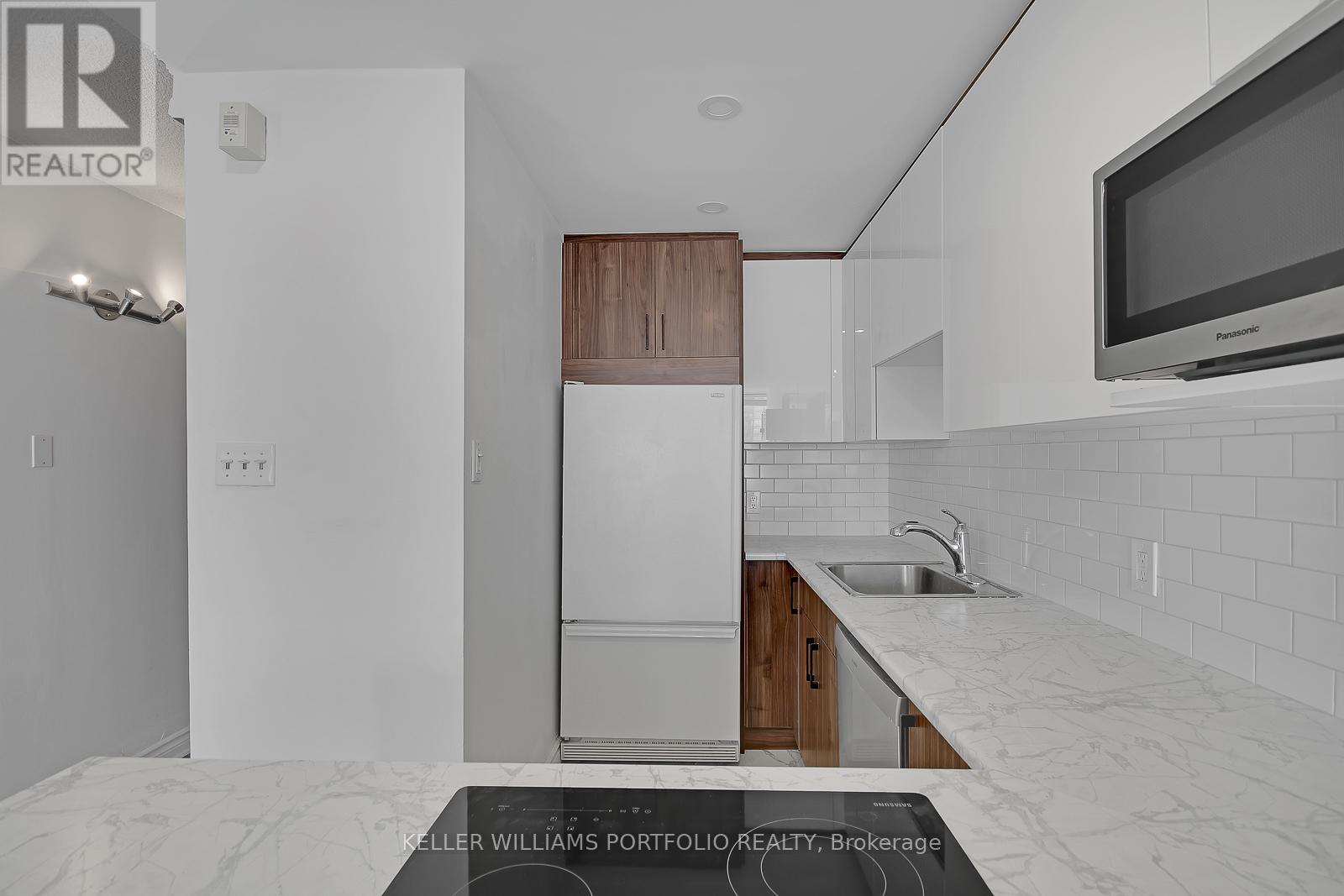 1704 - 914 Yonge Street, Toronto, ON - Indoor Photo Showing Kitchen