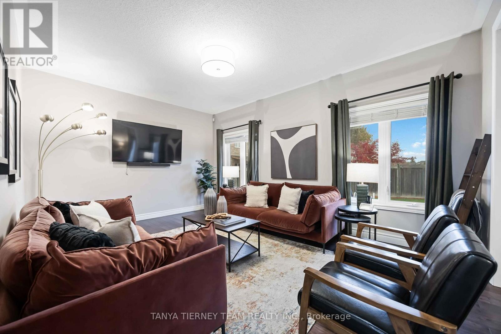 67 Florence Drive, Whitby, ON - Indoor Photo Showing Living Room