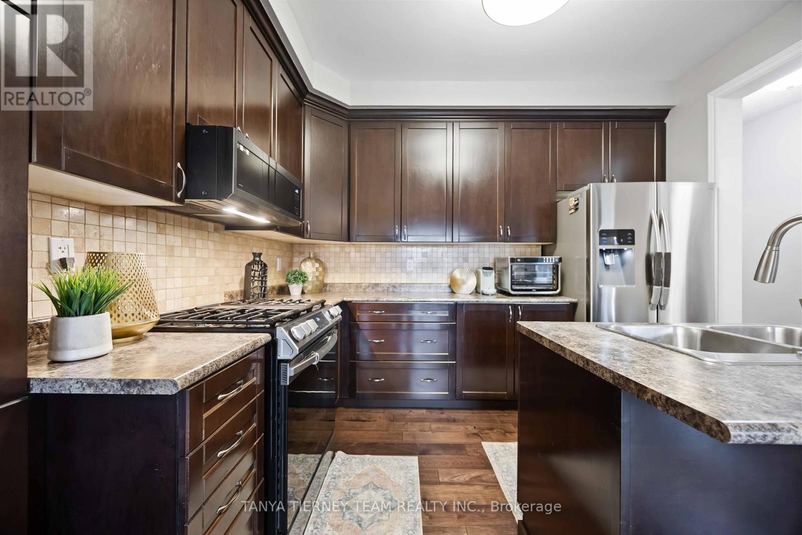 67 Florence Drive, Whitby, ON - Indoor Photo Showing Kitchen With Stainless Steel Kitchen With Double Sink With Upgraded Kitchen
