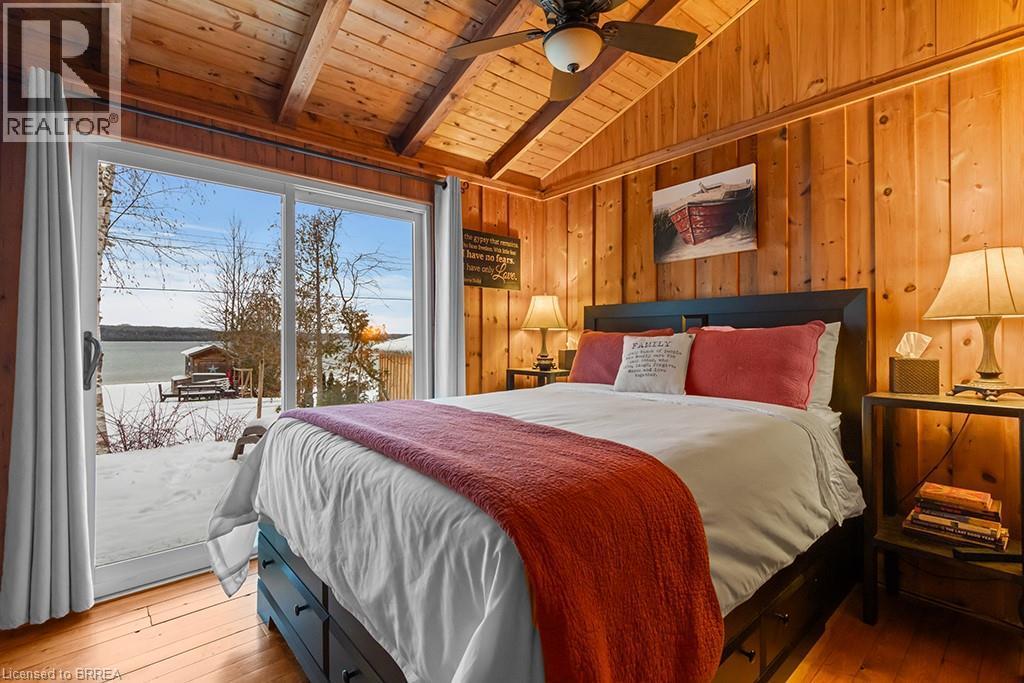 111 Wilson Drive, Georgian Bluffs, ON - Indoor Photo Showing Bedroom