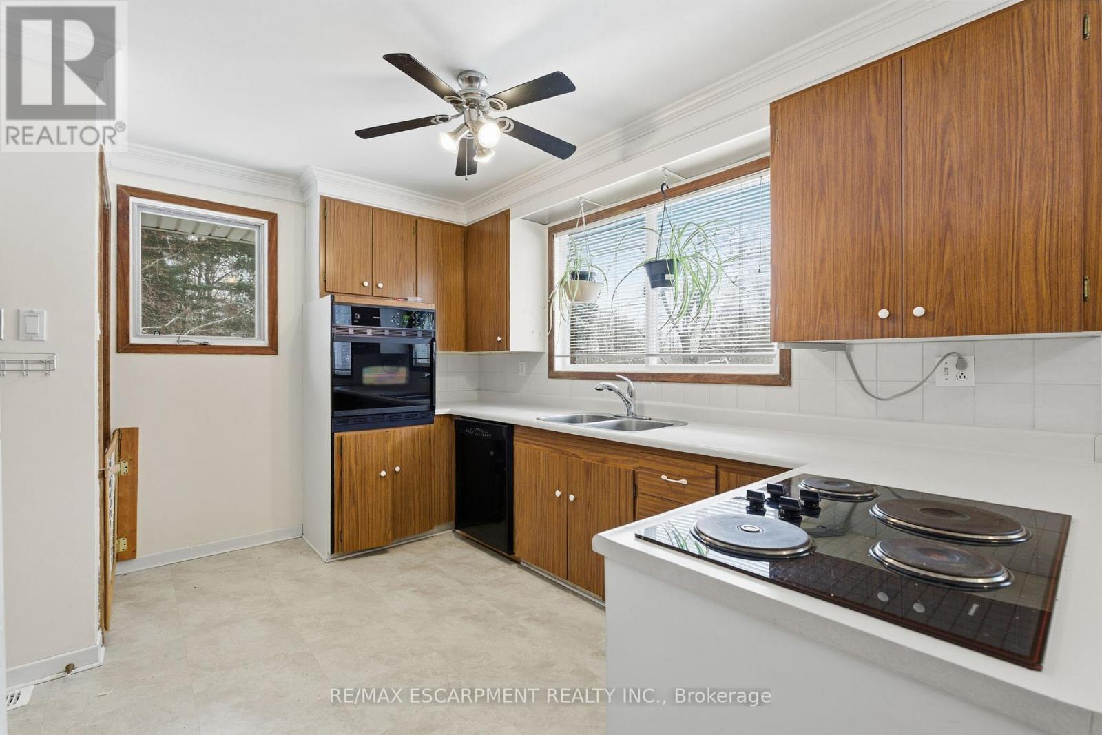 6780 Mcniven Road, Burlington, ON - Indoor Photo Showing Kitchen With Double Sink