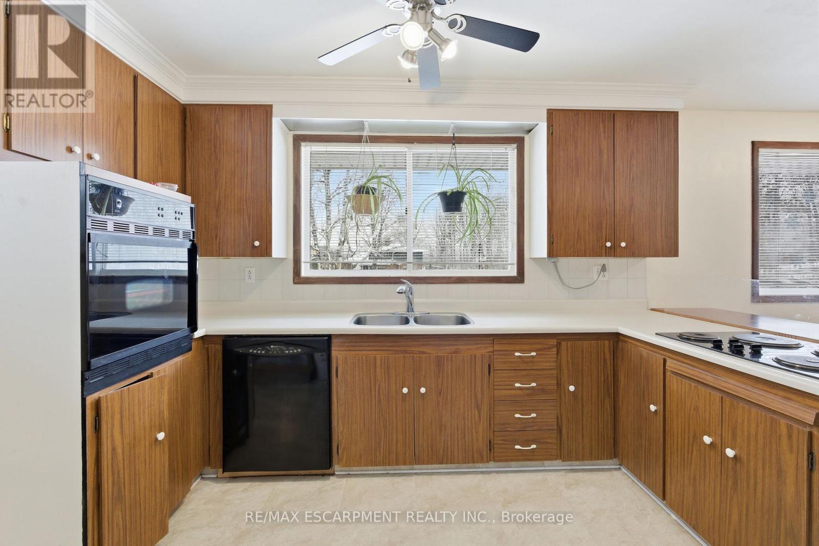 6780 Mcniven Road, Burlington, ON - Indoor Photo Showing Kitchen With Double Sink
