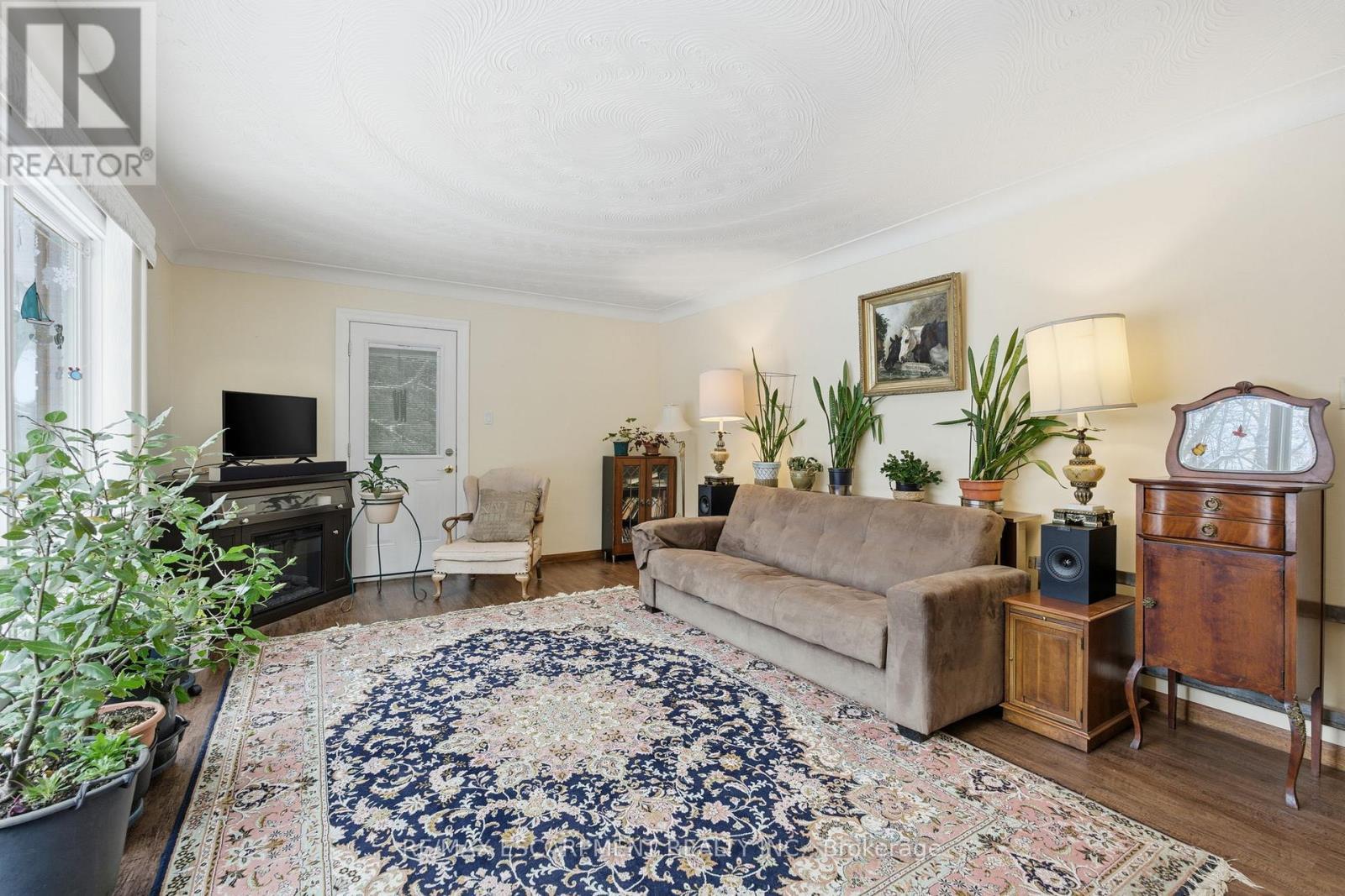 6780 Mcniven Road, Burlington, ON - Indoor Photo Showing Living Room