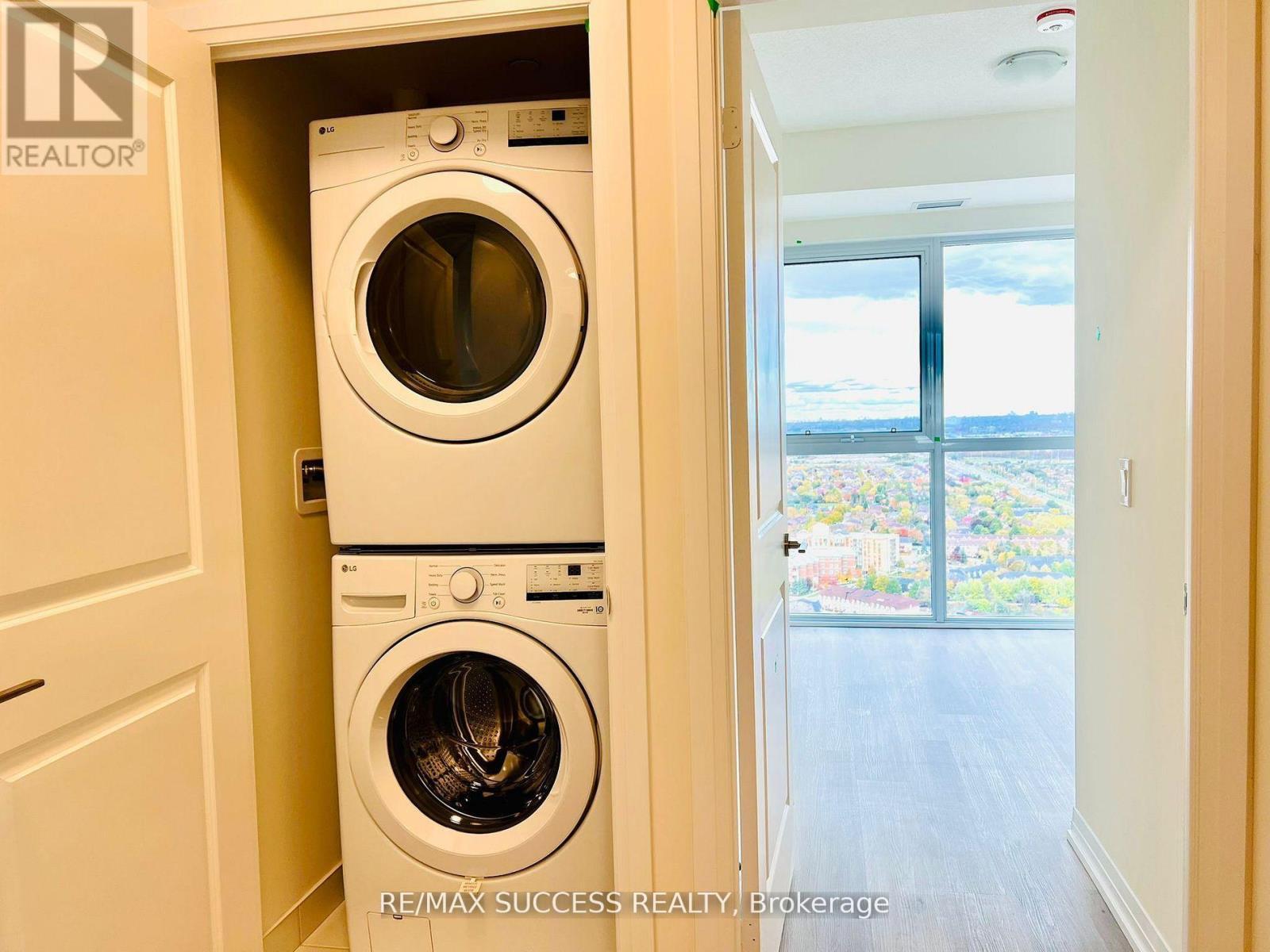 2909 - 15 Watergarden Drive, Mississauga, ON - Indoor Photo Showing Laundry Room