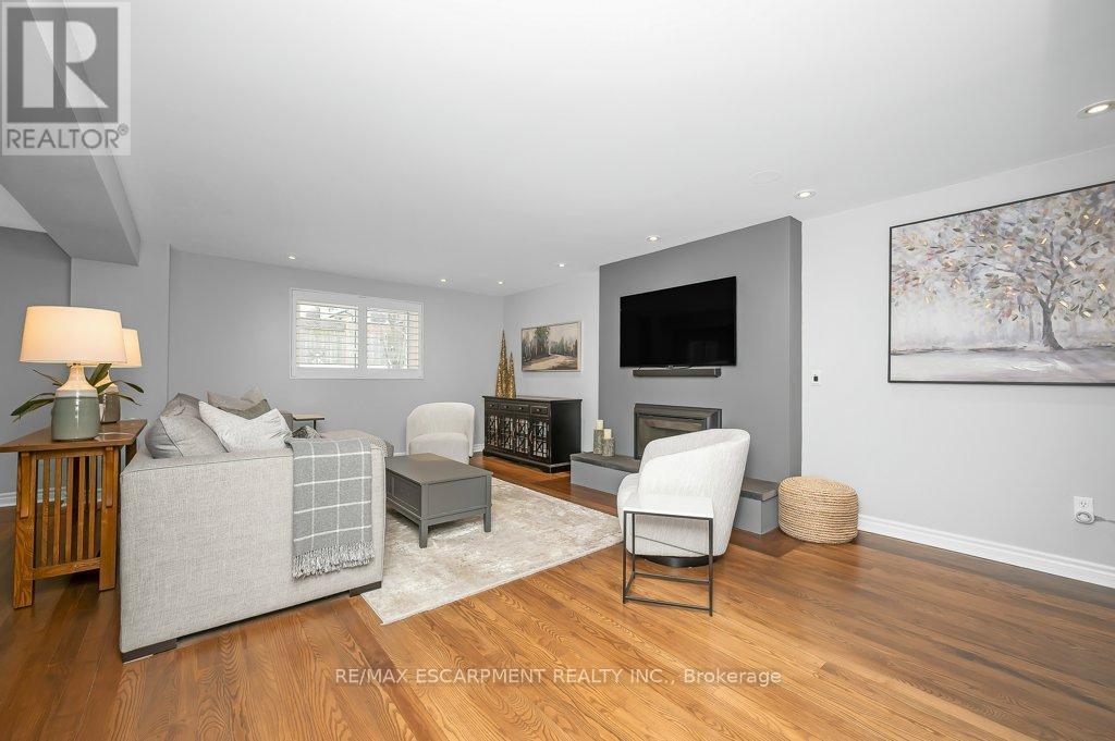 112 Thomas Street, Cambridge, ON - Indoor Photo Showing Living Room With Fireplace