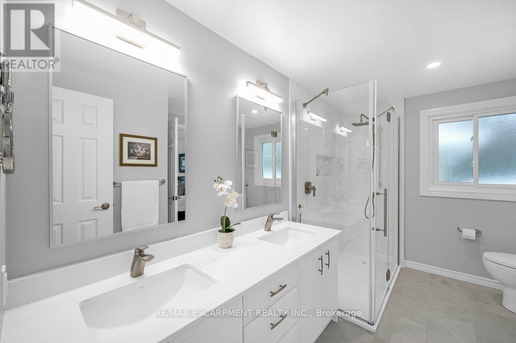 112 Thomas Street, Cambridge, ON - Indoor Photo Showing Bathroom