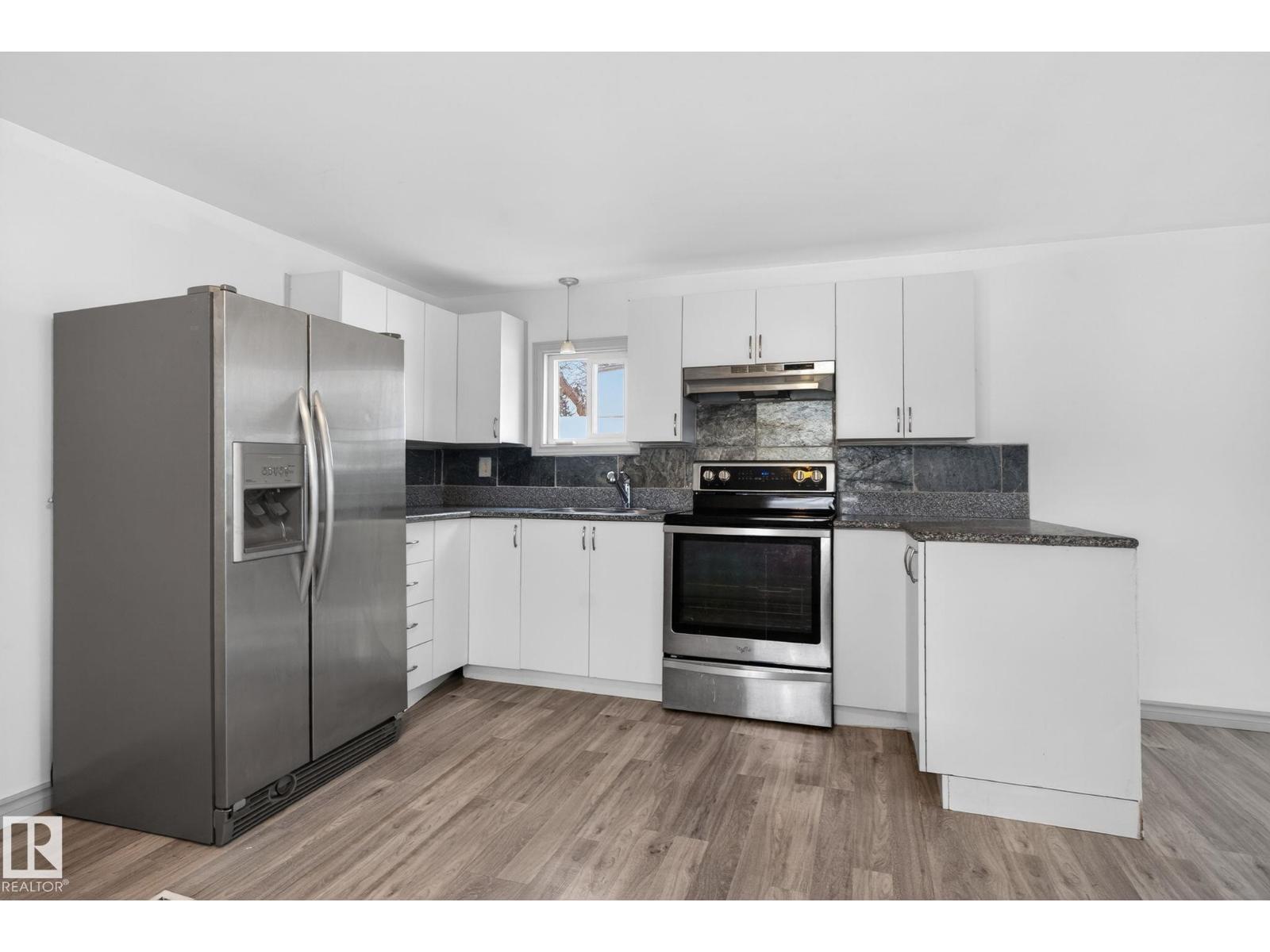 543 Evergreen St Nw, Edmonton, AB - Indoor Photo Showing Kitchen