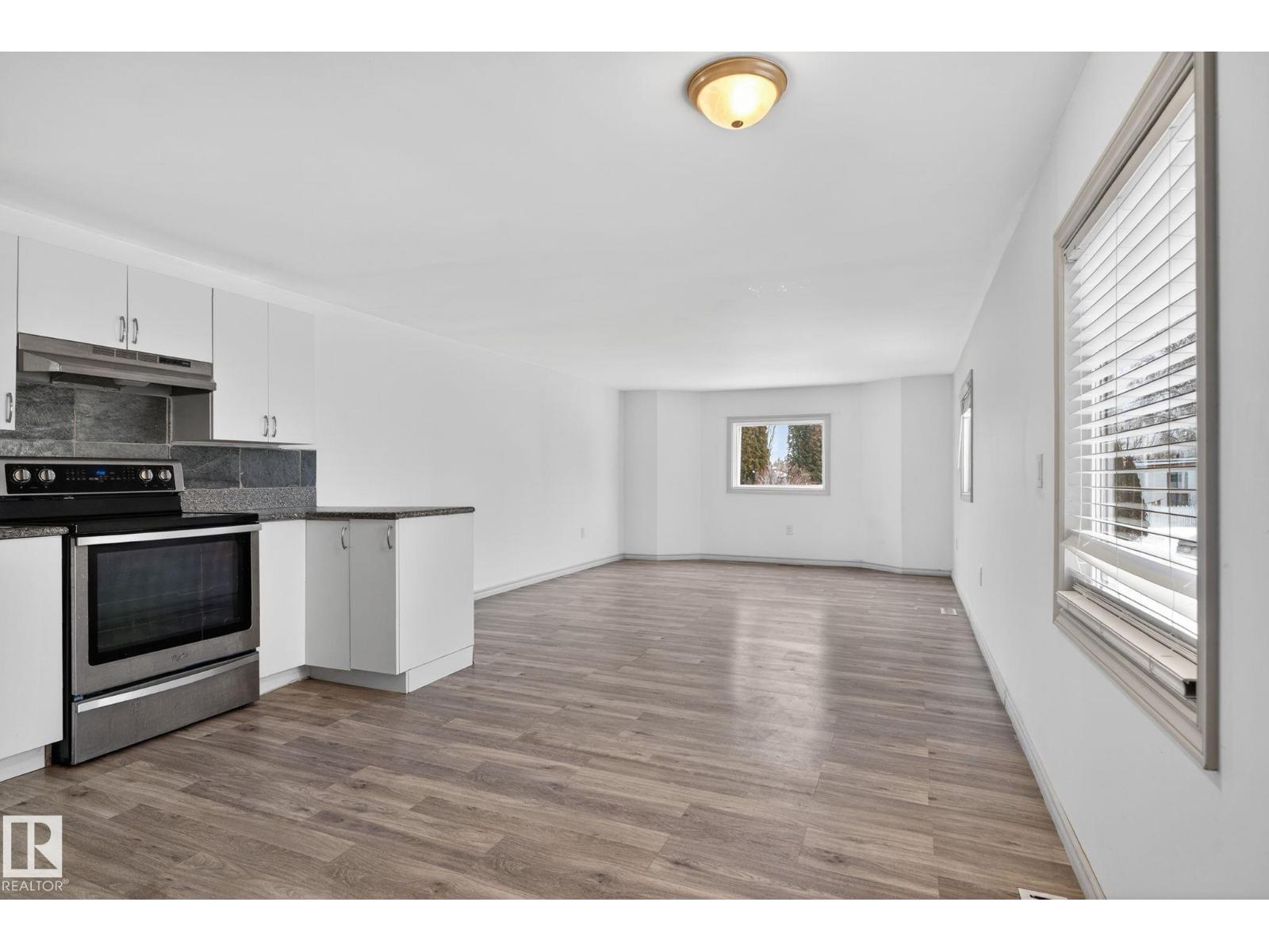 543 Evergreen St Nw, Edmonton, AB - Indoor Photo Showing Kitchen