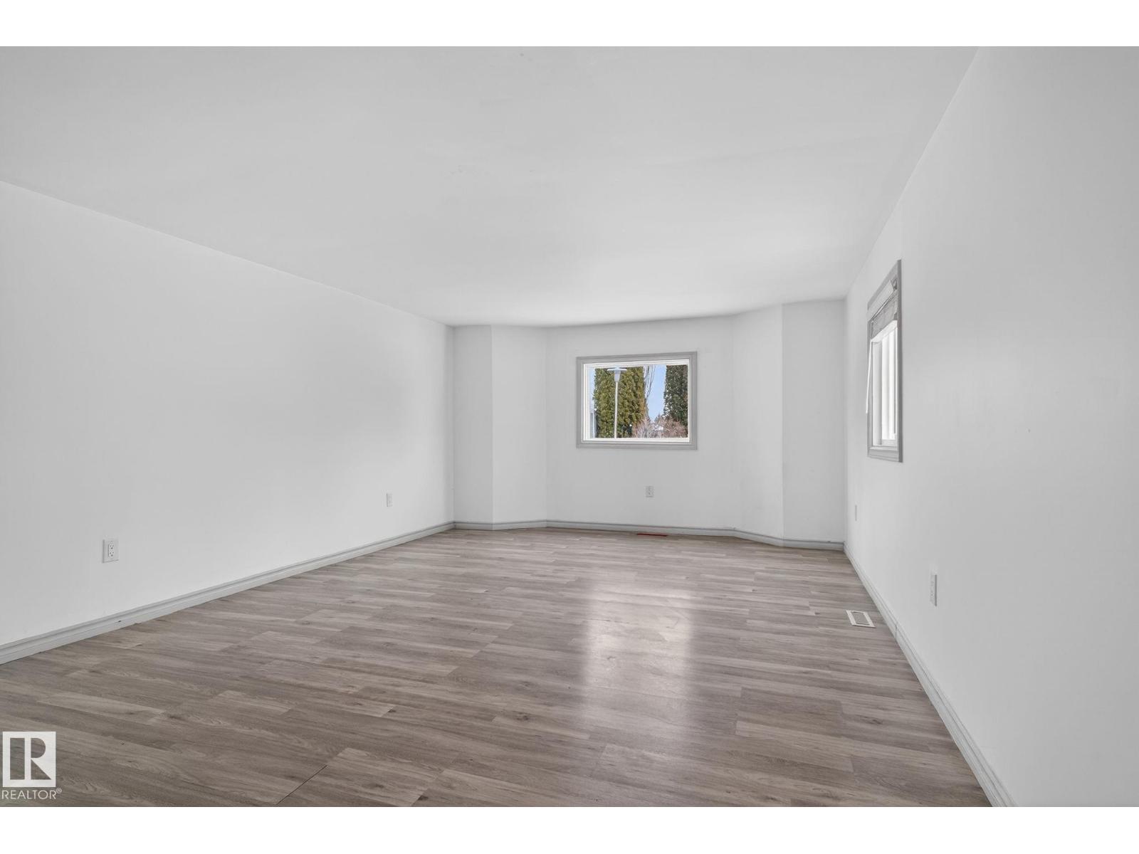 543 Evergreen St Nw, Edmonton, AB - Indoor Photo Showing Other Room