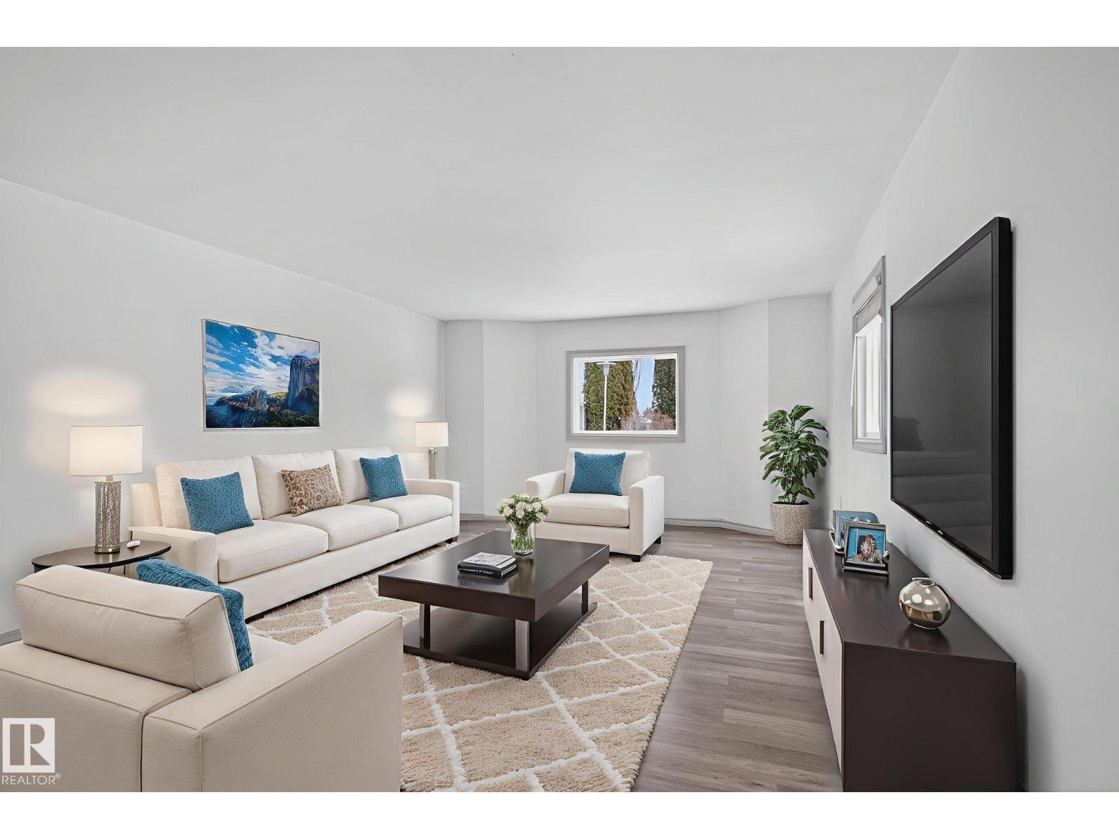 543 Evergreen St Nw, Edmonton, AB - Indoor Photo Showing Living Room