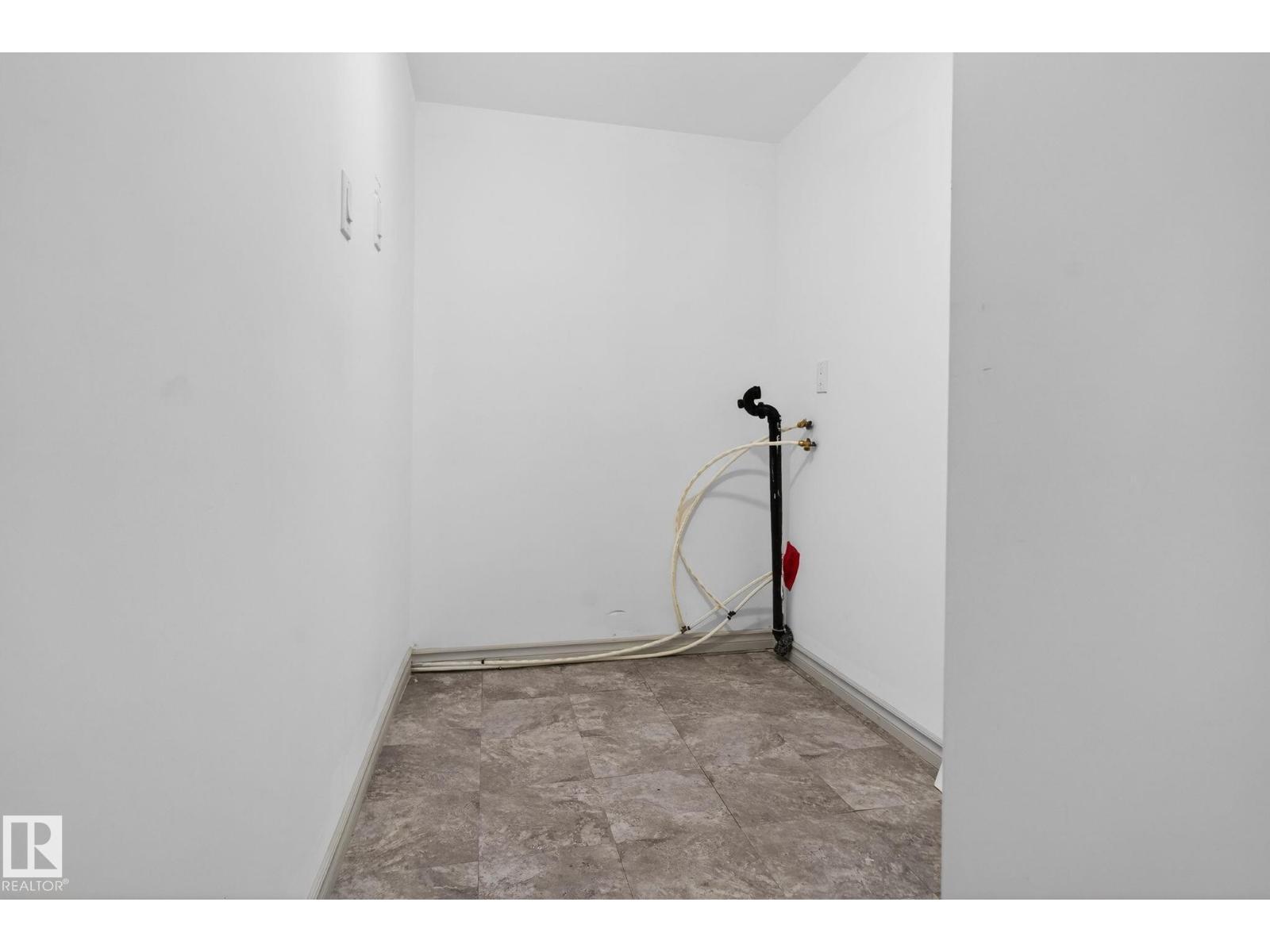 543 Evergreen St Nw, Edmonton, AB - Indoor Photo Showing Other Room