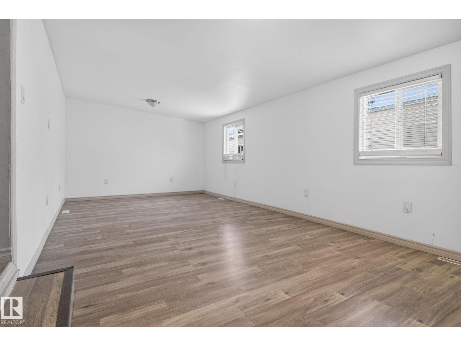 543 Evergreen St Nw, Edmonton, AB - Indoor Photo Showing Other Room