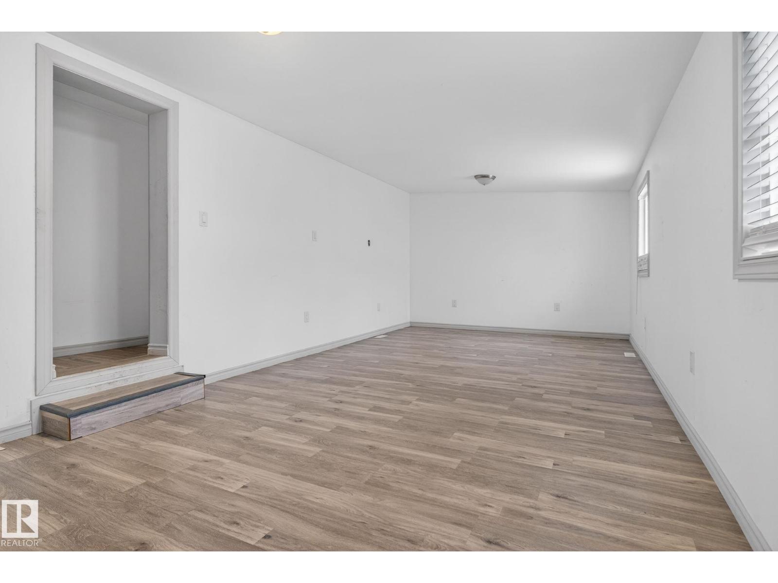 543 Evergreen St Nw, Edmonton, AB - Indoor Photo Showing Other Room