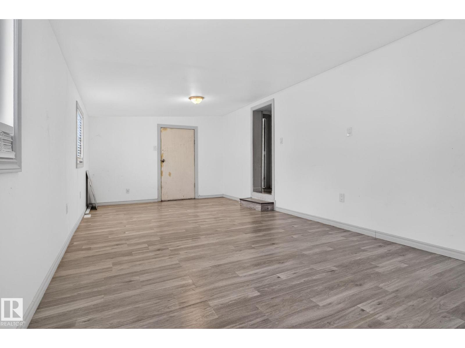 543 Evergreen St Nw, Edmonton, AB - Indoor Photo Showing Other Room