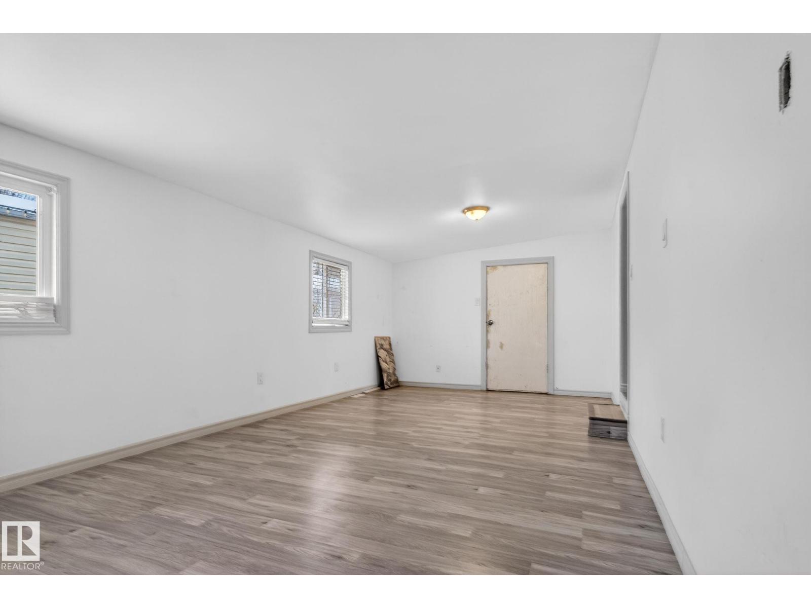 543 Evergreen St Nw, Edmonton, AB - Indoor Photo Showing Other Room