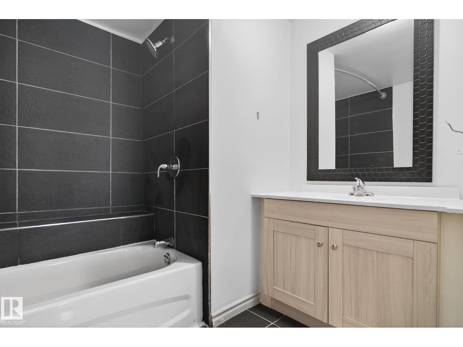 543 Evergreen St Nw, Edmonton, AB - Indoor Photo Showing Bathroom