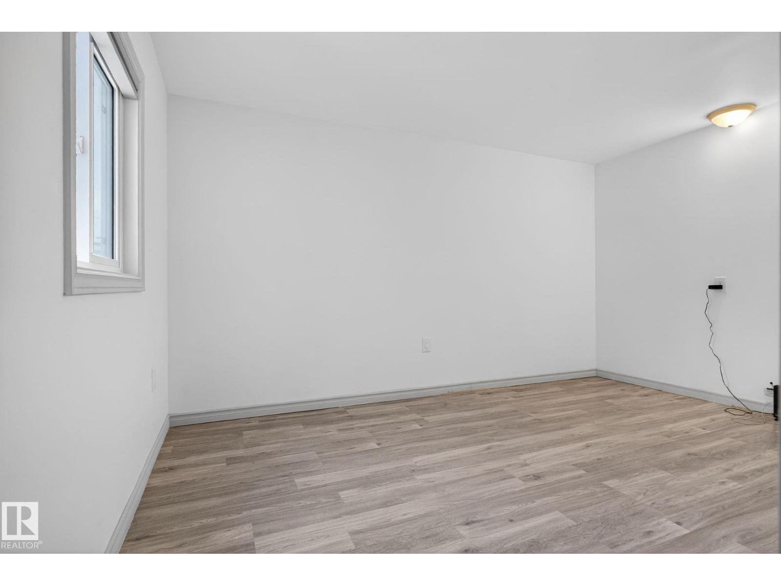 543 Evergreen St Nw, Edmonton, AB - Indoor Photo Showing Other Room