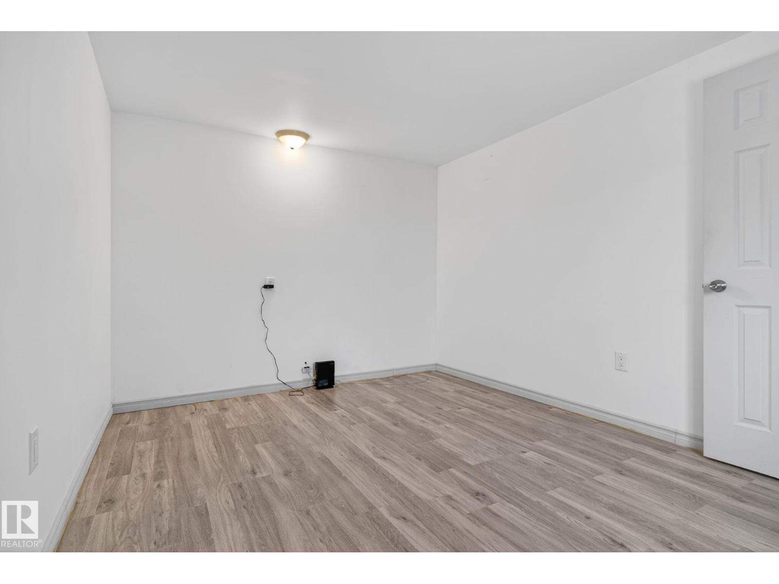 543 Evergreen St Nw, Edmonton, AB - Indoor Photo Showing Other Room